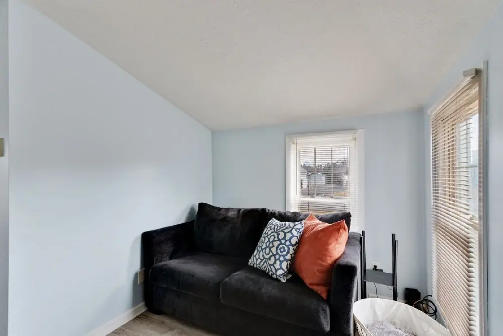 Niagara Rd Cottage In Perfect Location To Visit Lake Erie Or Cleveland 1 Bedroom Home by Redawning