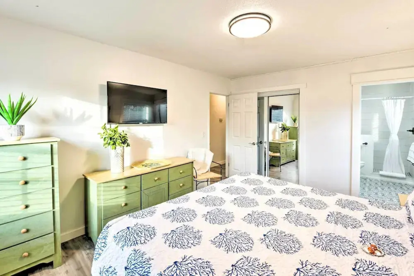 Bright Beaufort Home w/ Porch & Fire Pit!