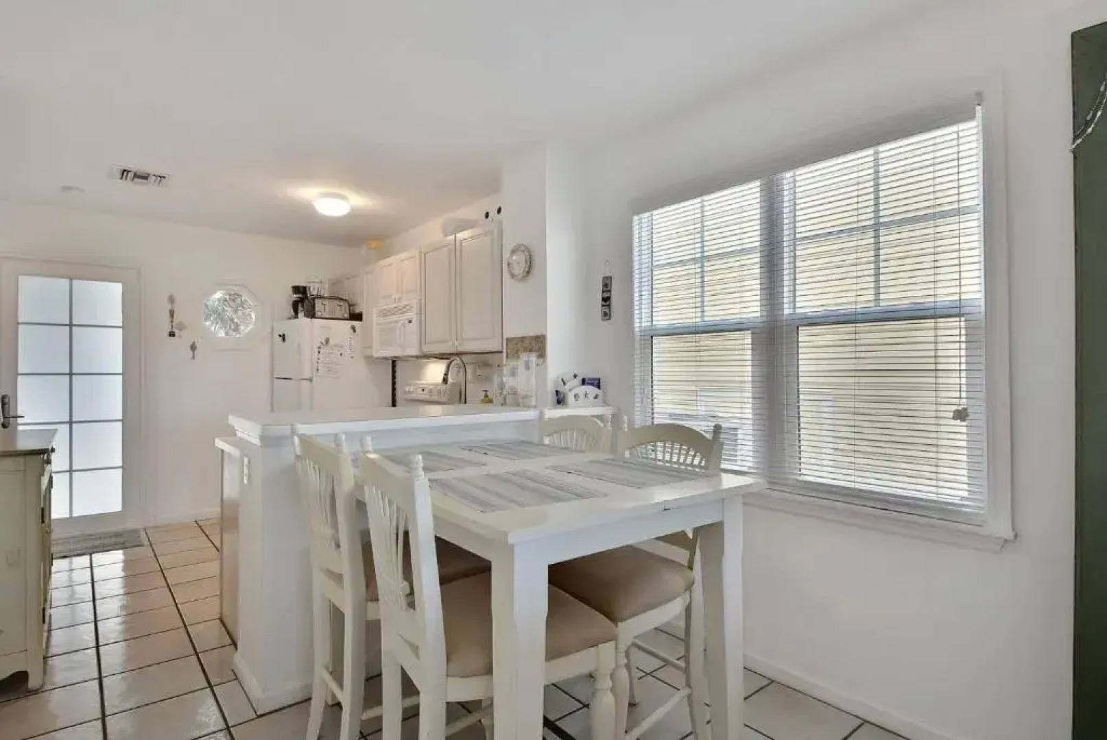 Coral Breeze by Avantstay Close to Beach w/ Balcony & Shared Pool! Month Long Stays Only