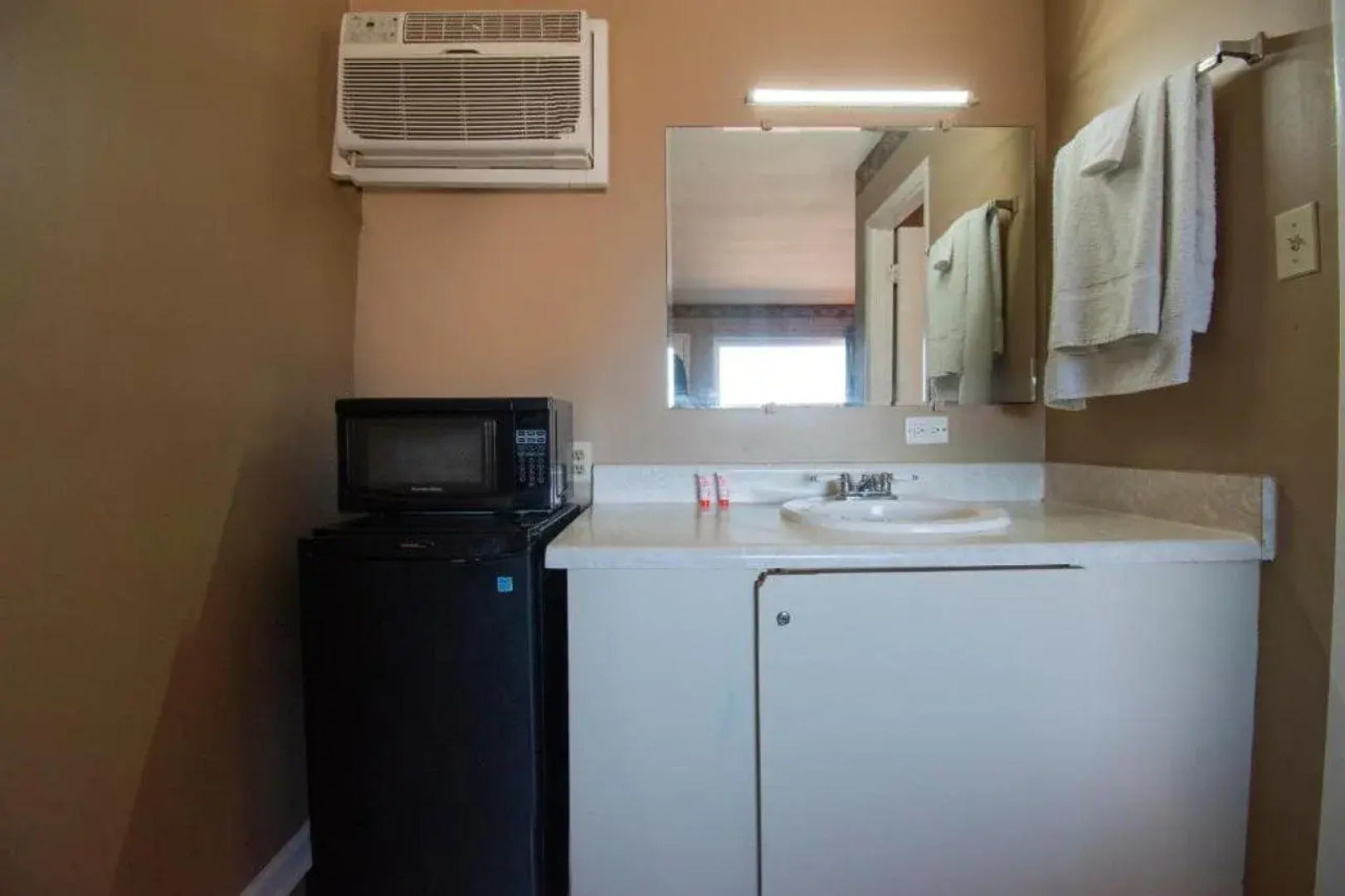 OYO Hotel Calhoun, GA I-75