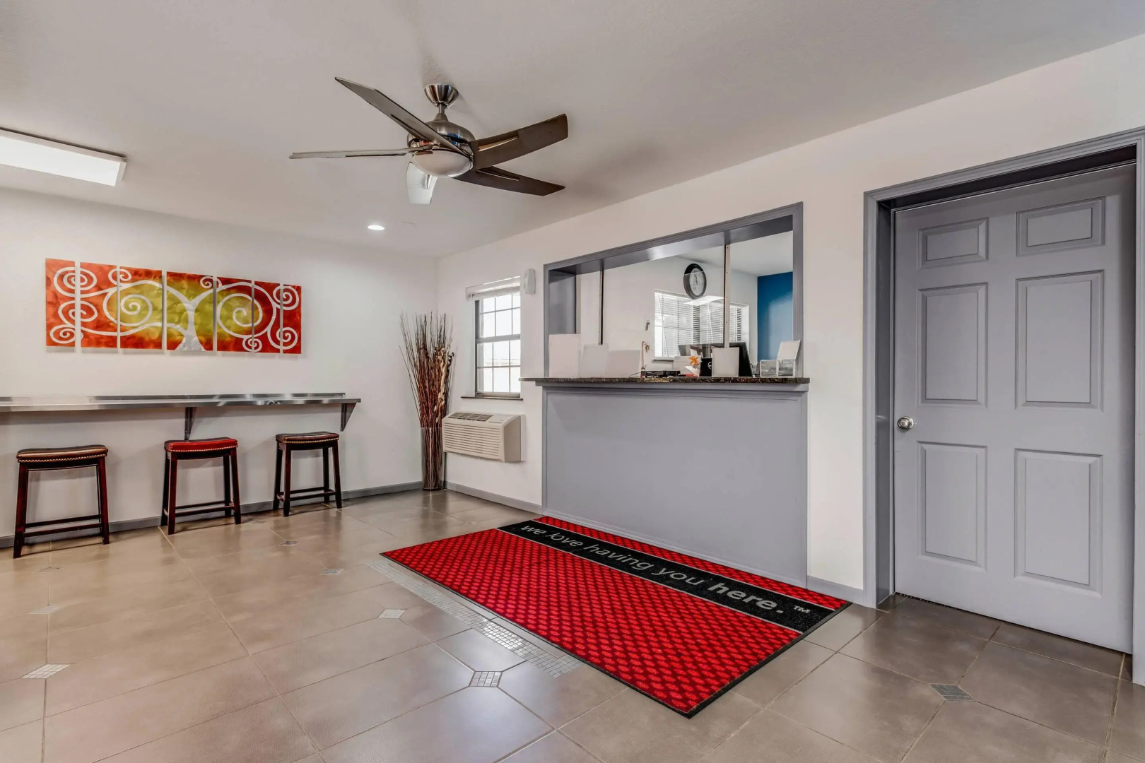 Econo Lodge Inn & Suites