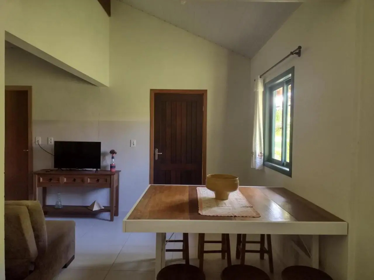 Casa com ótima localização, a 100 metros da praia.