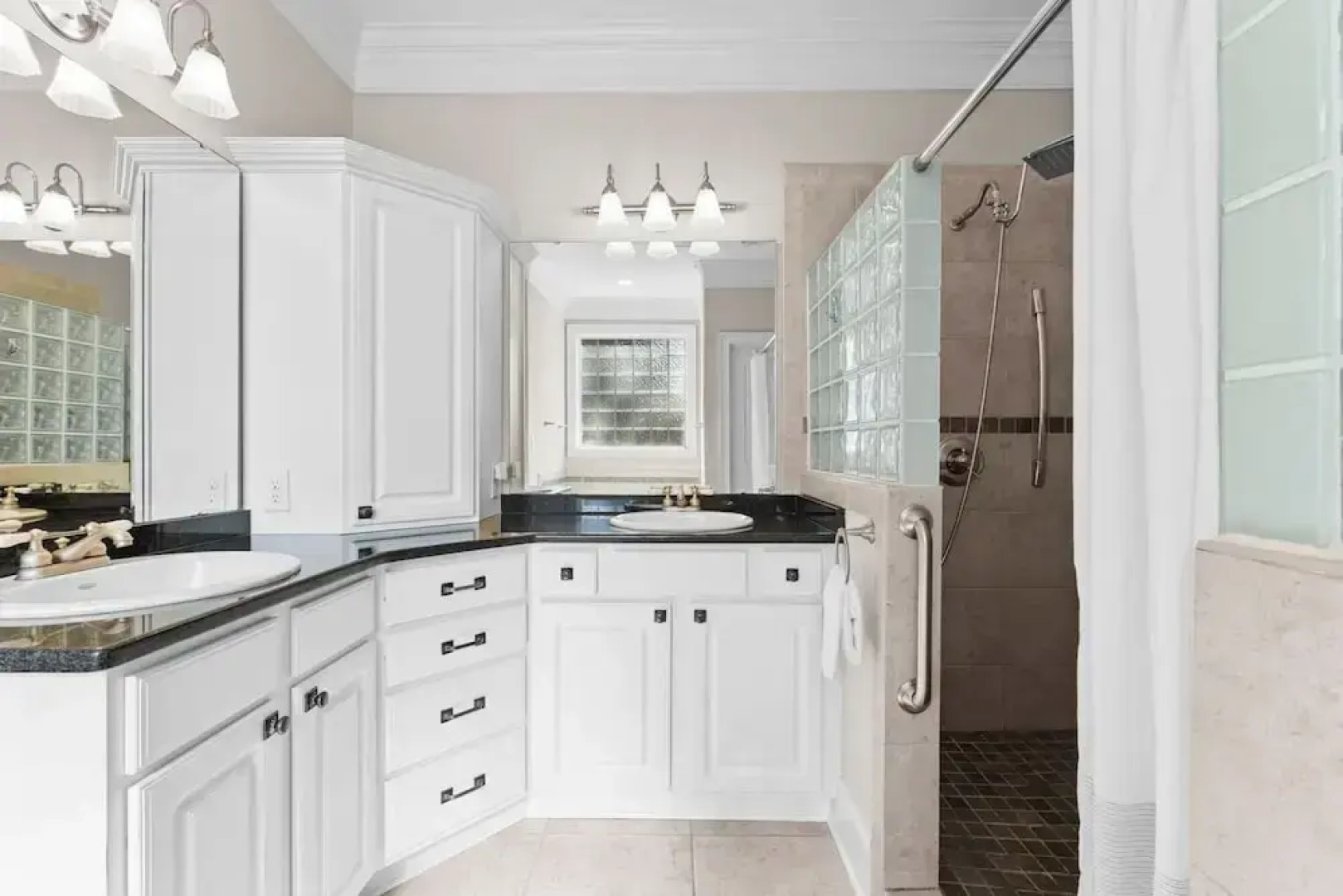 Sunset Pointe by Avantstay Waterfront Beach Fire Pit Sleeps 14 5bdr 4BA