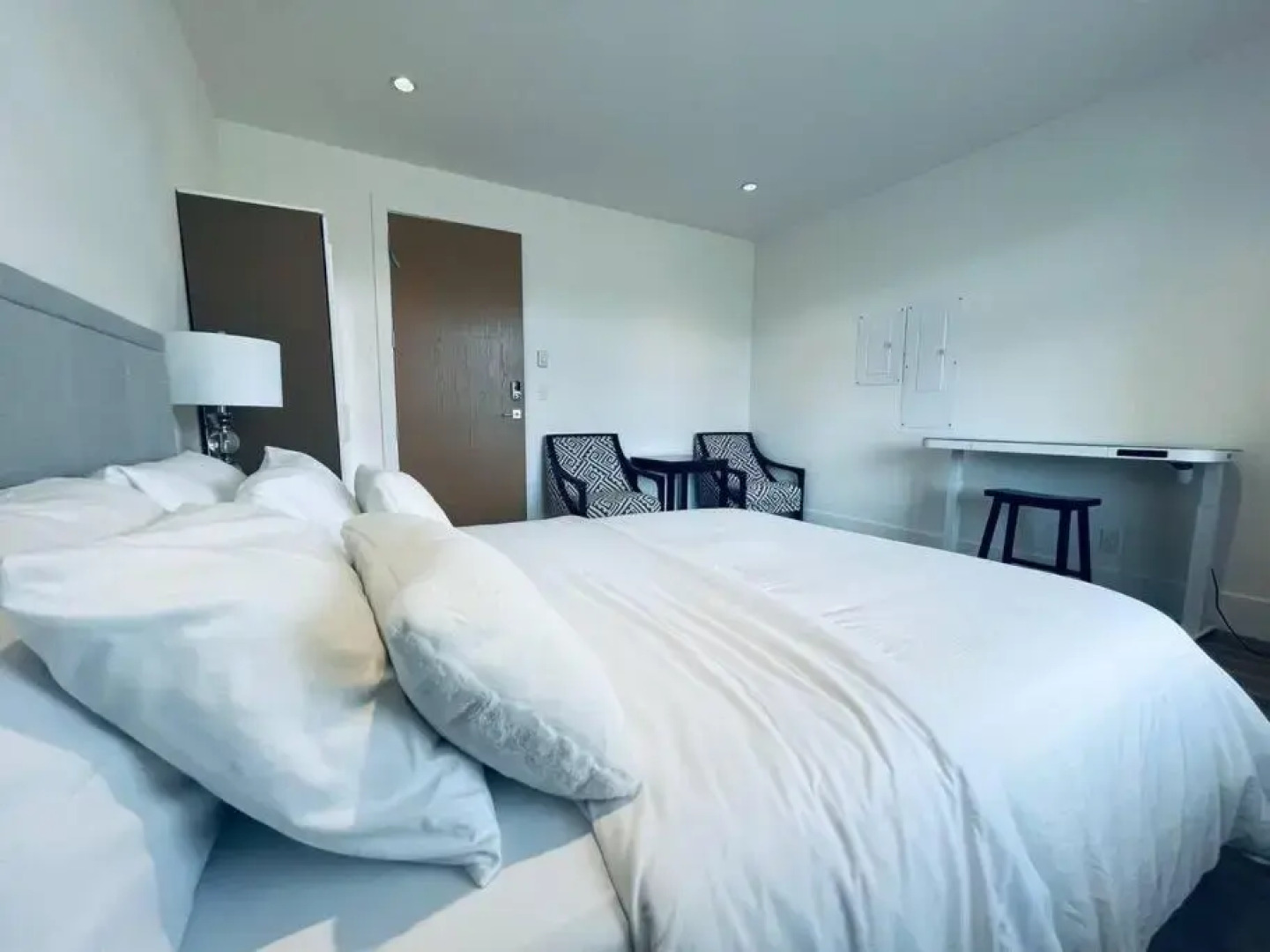 Gorgeous 3 bedroom lake house Suite!