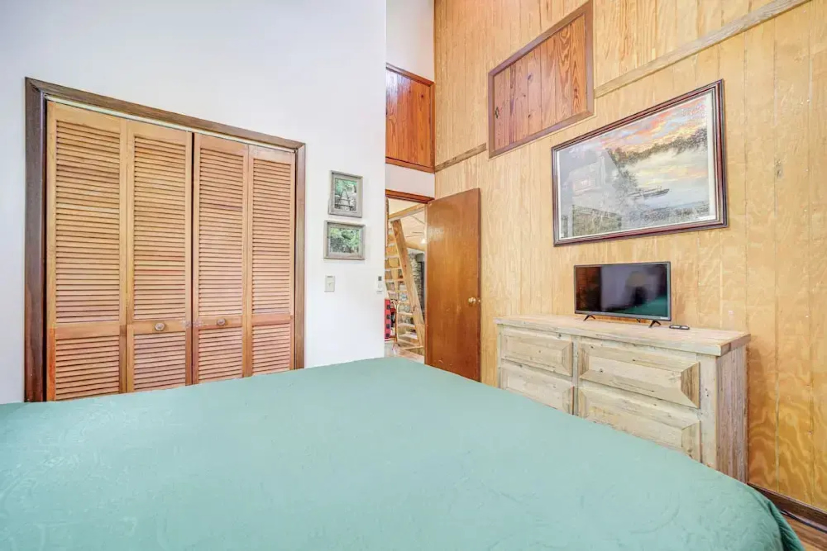 Creekside Cabin w/ Deck & Grill in Whittier!