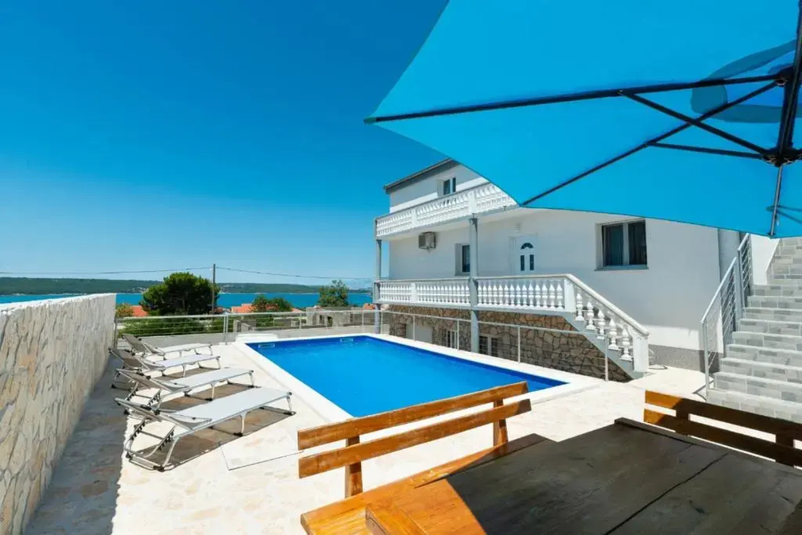 Pool apartment Leonardo