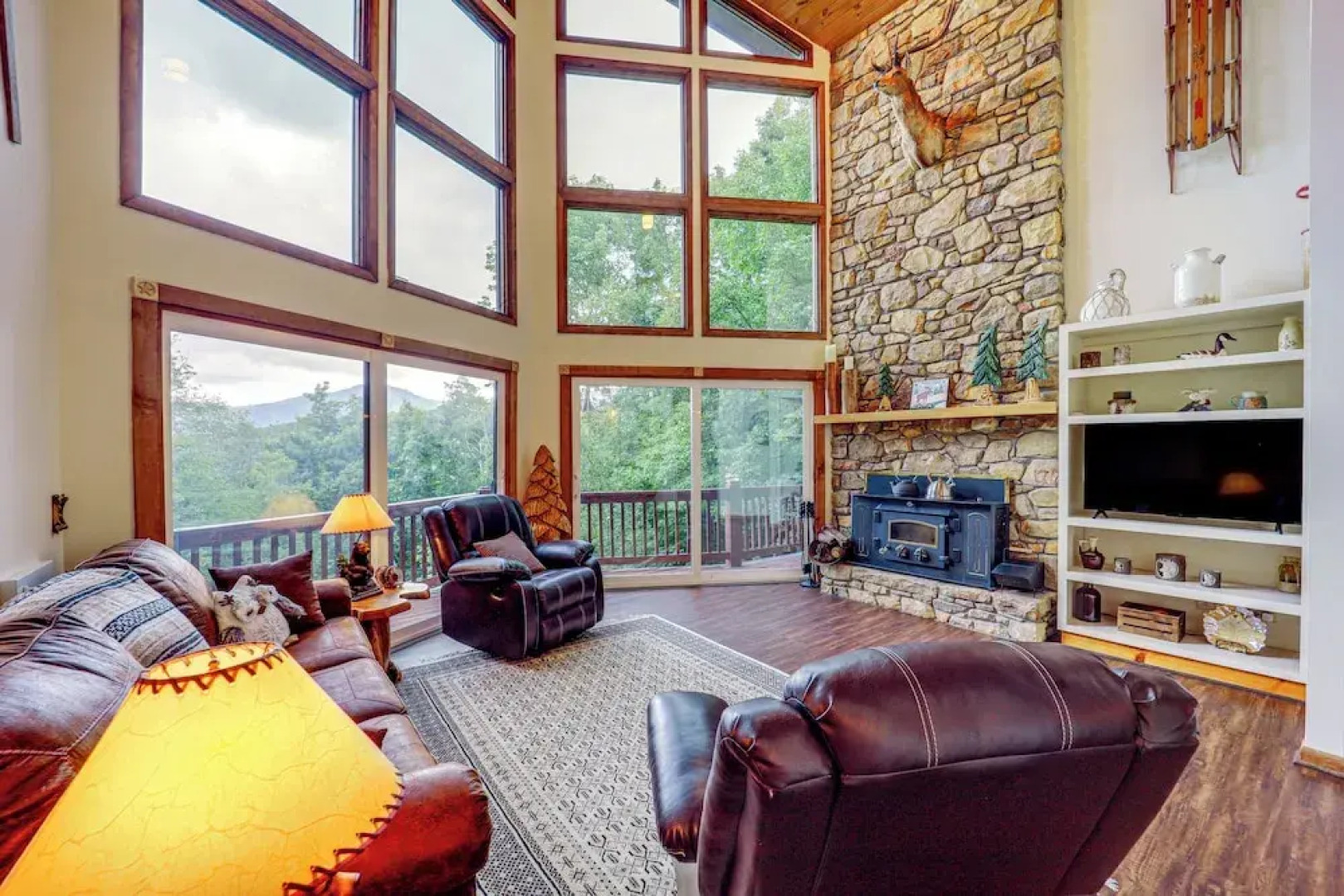 1 Mi to Otter Falls: Mtn-view Gem w/ Deck