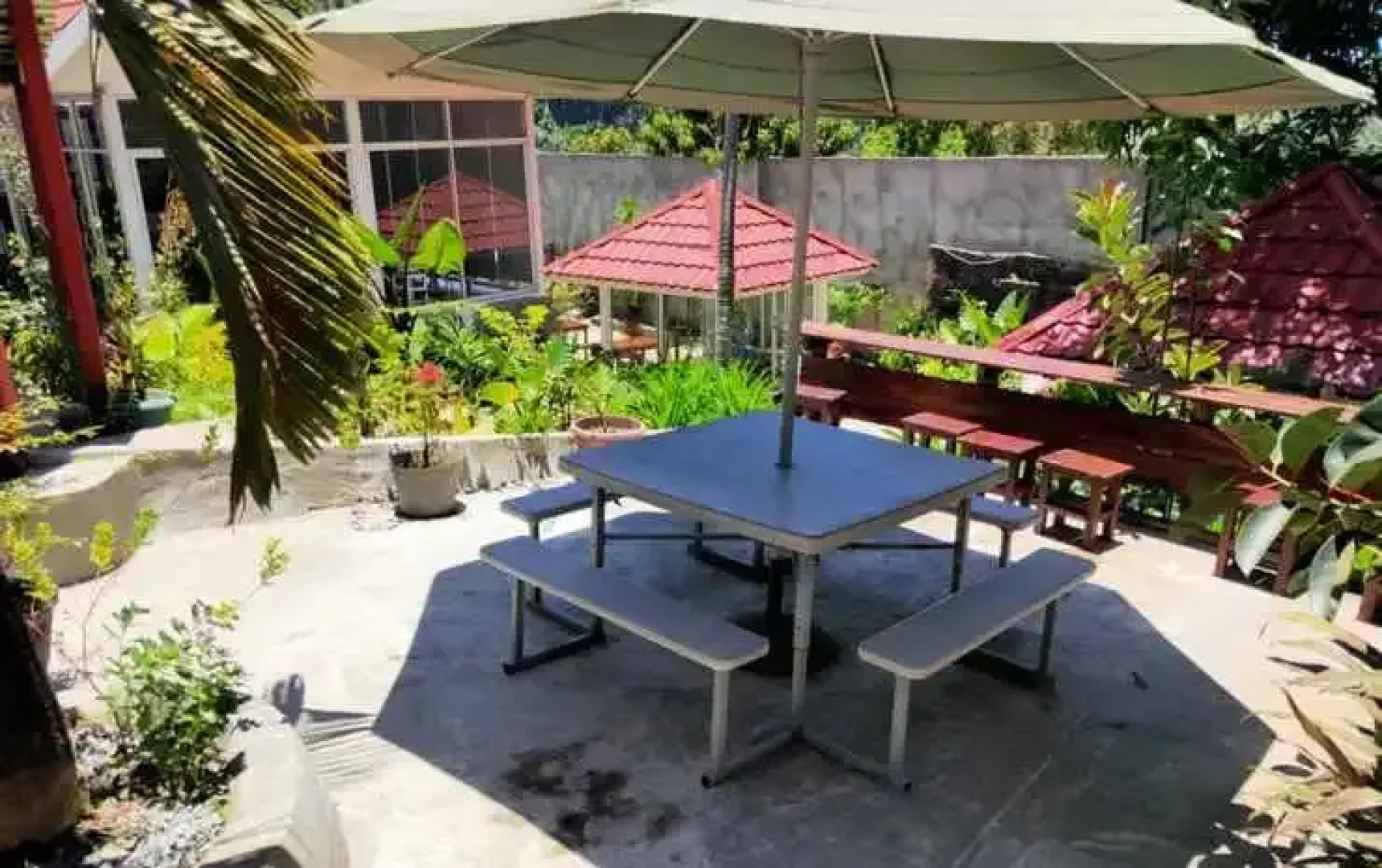 Hotel New Season and Cafe