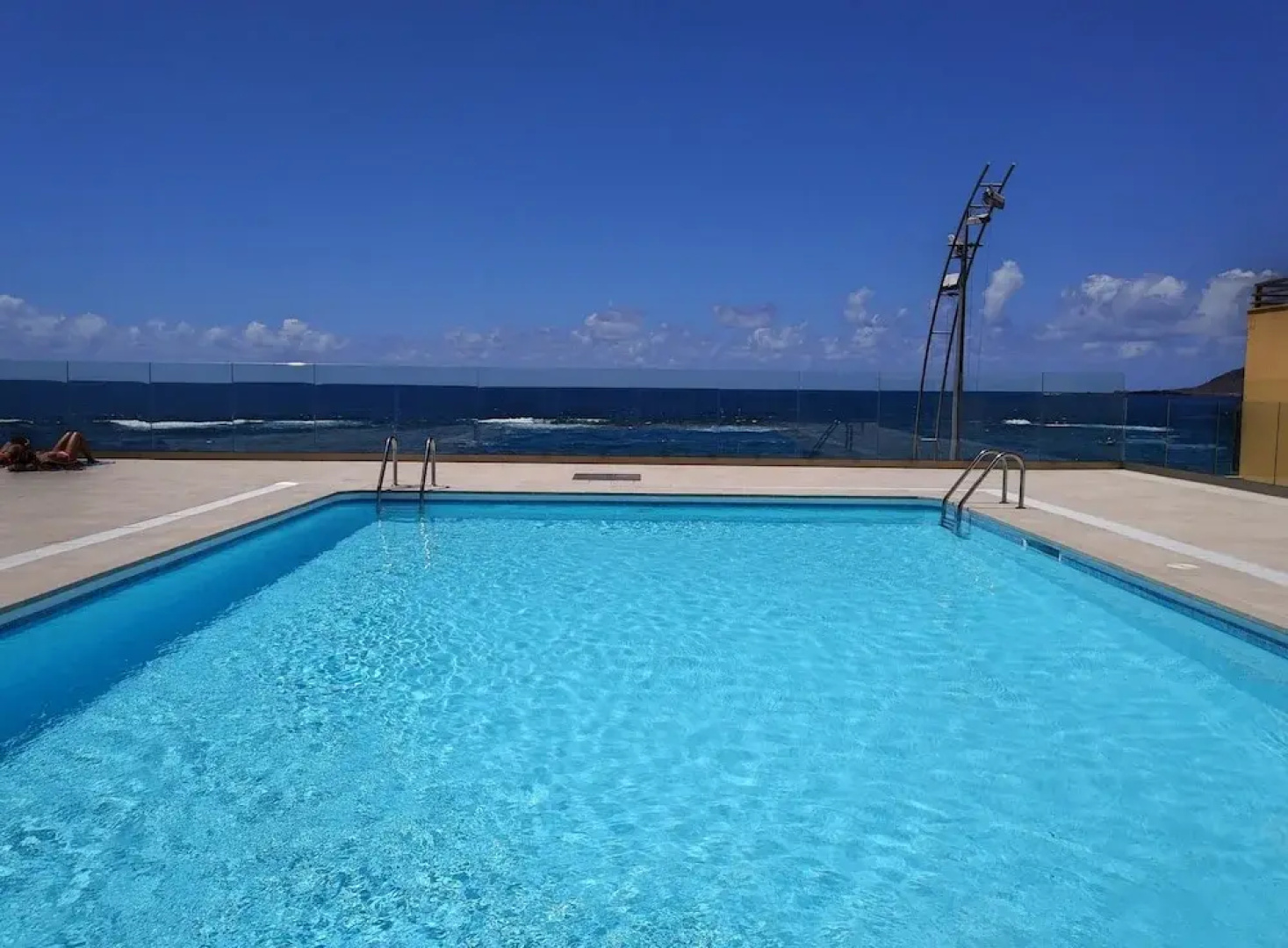Flatguest Pool and beach