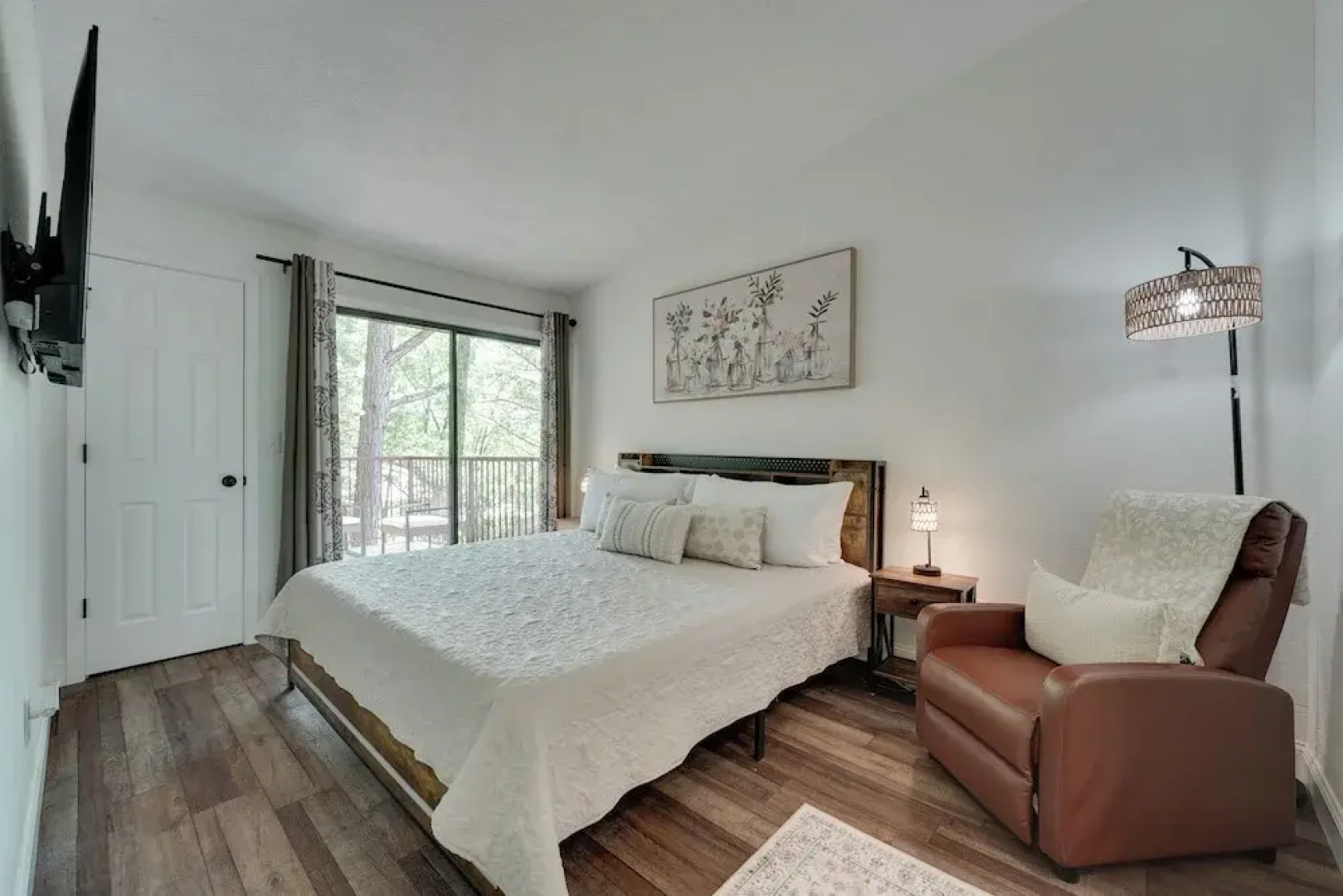 3 Mi to Table Rock Lake: Cozy Cabin in the Woods!