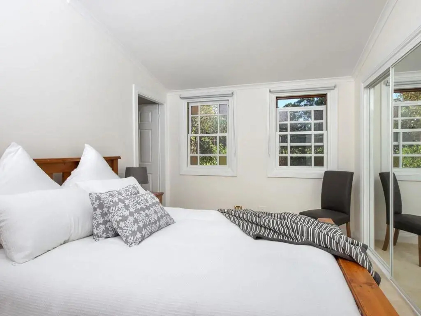 THE ELMS Berry Berry and Surrounds 4pm check out Sundays