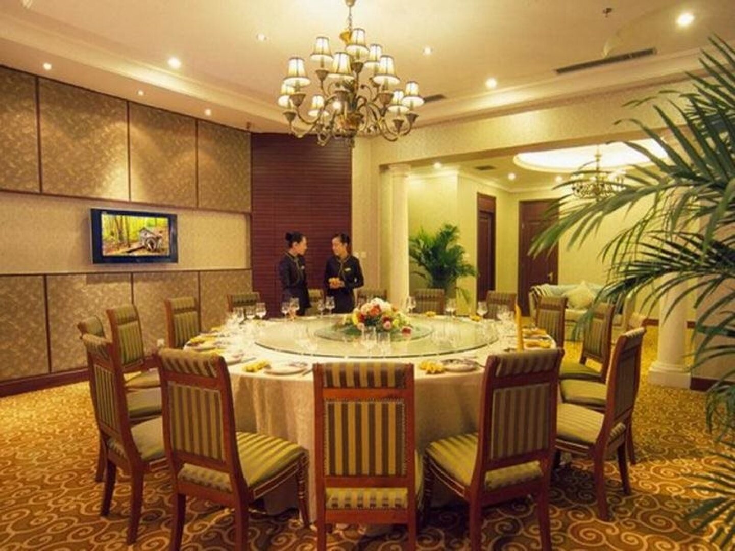 Yun-Ray Ambassador Hotel