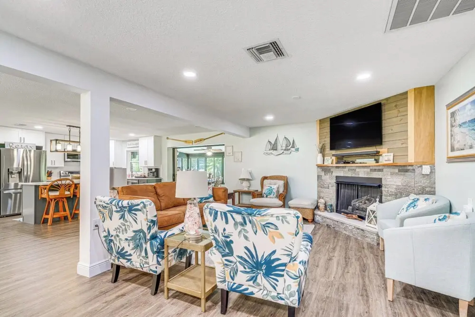 Canal-front Outdoor Oasis: Home in Crystal Water