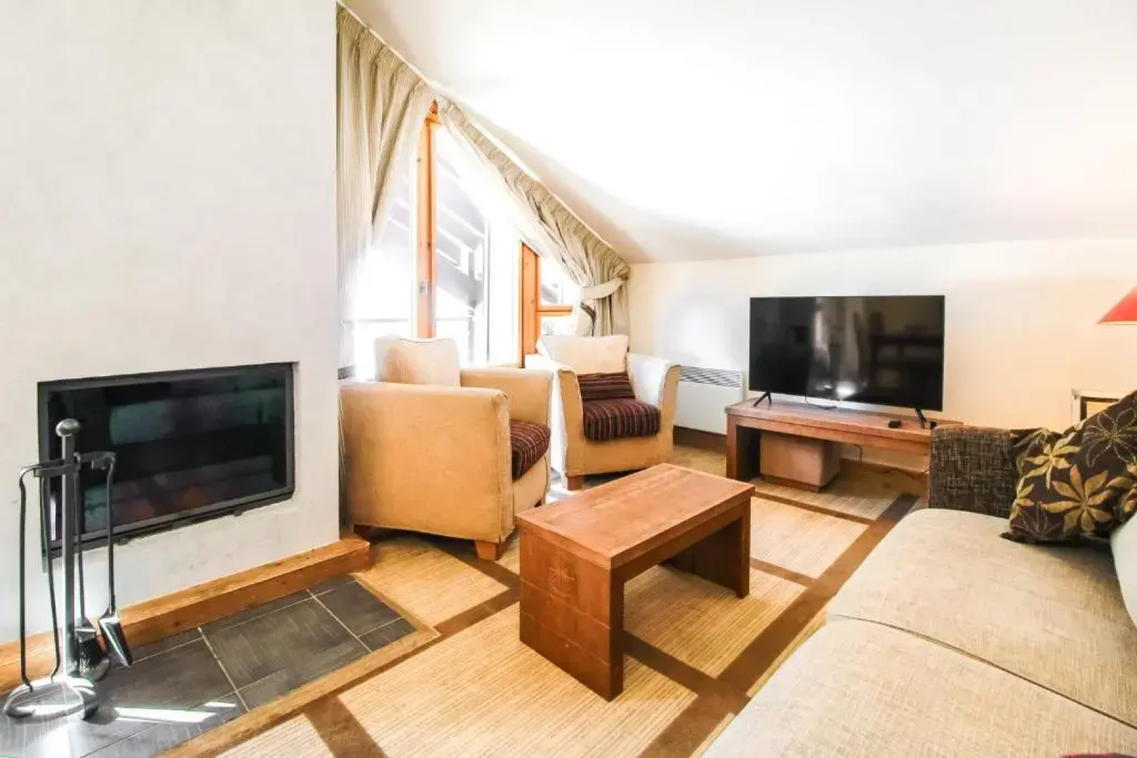 Charming 6th-floor 2-bedroom apartment with fireplace