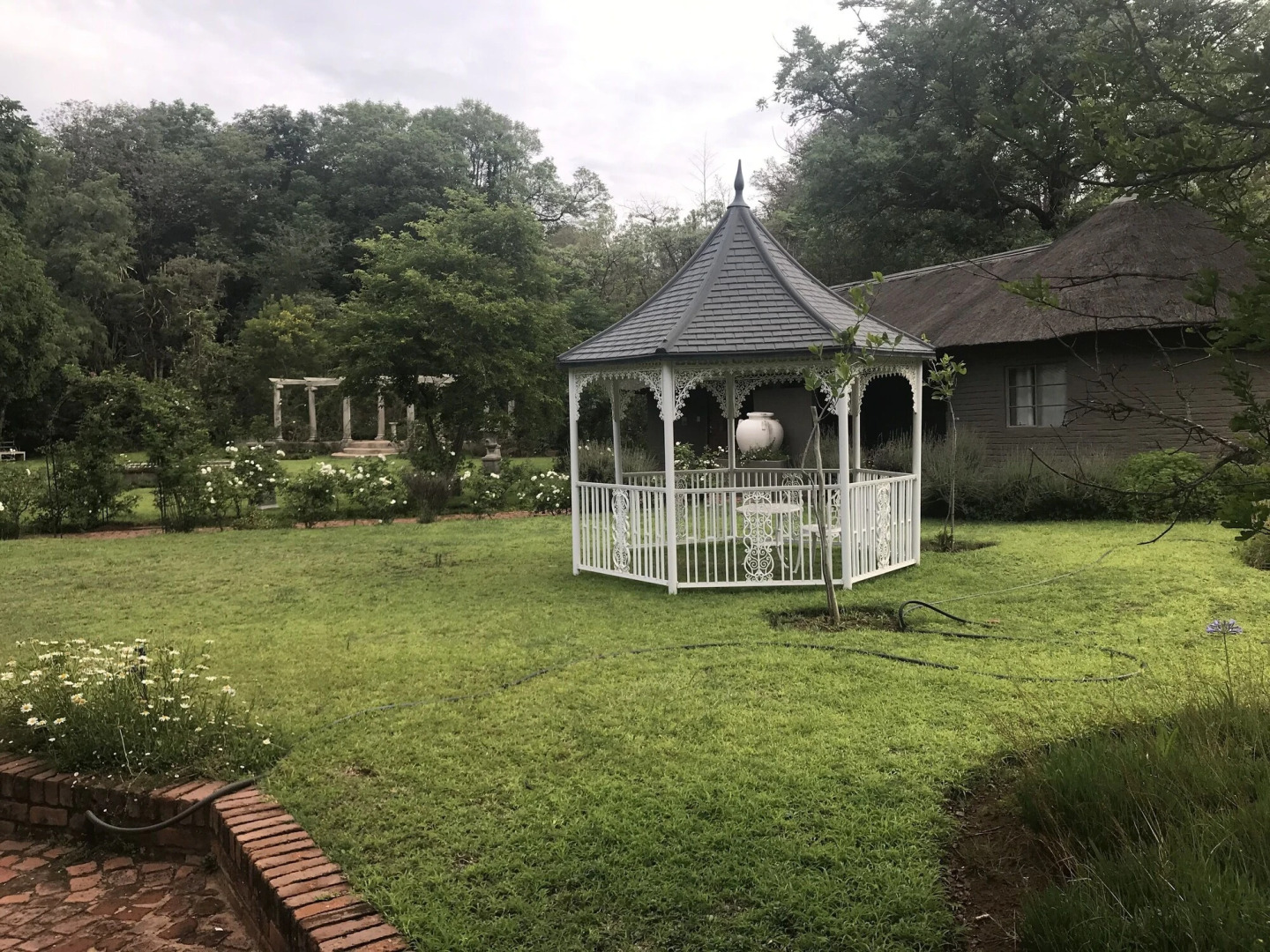 Shangri-La Country Hotel