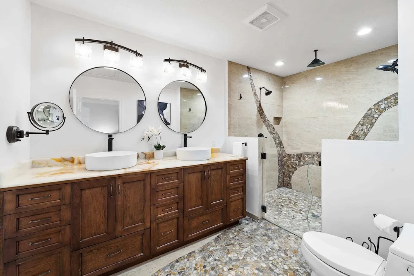 Spacious 8BR w/ Guesthouse + Pool & Tons of Games