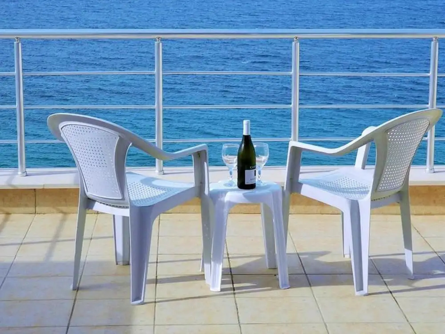 Sea Cliff villa, 4 beds, sleeps 2- 7, Free Wifi, Heated Pool option.