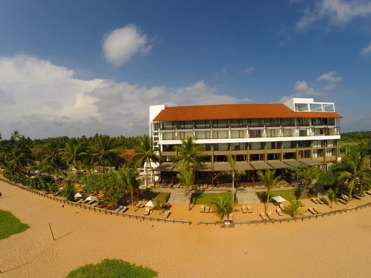 Курортный отель Pandanus Beach Resort & Spa