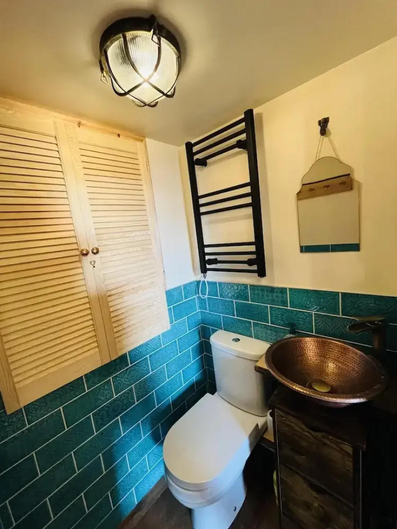 3br-fireplace-hottub-garden-parking