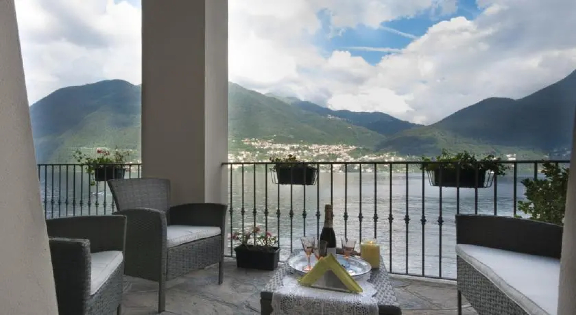 Terrace directly on Lake Como