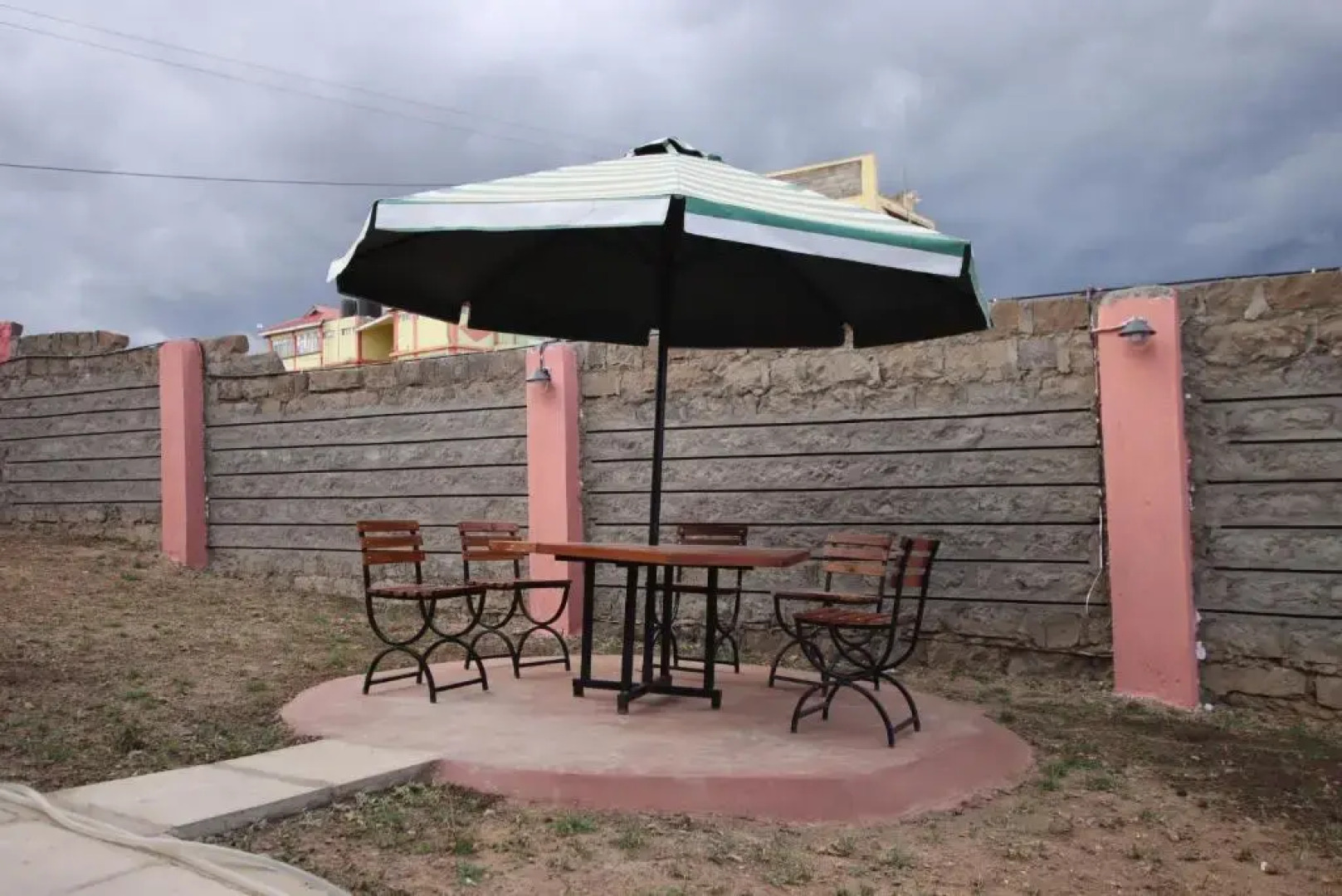 Stay.Plus Ebony Mara House