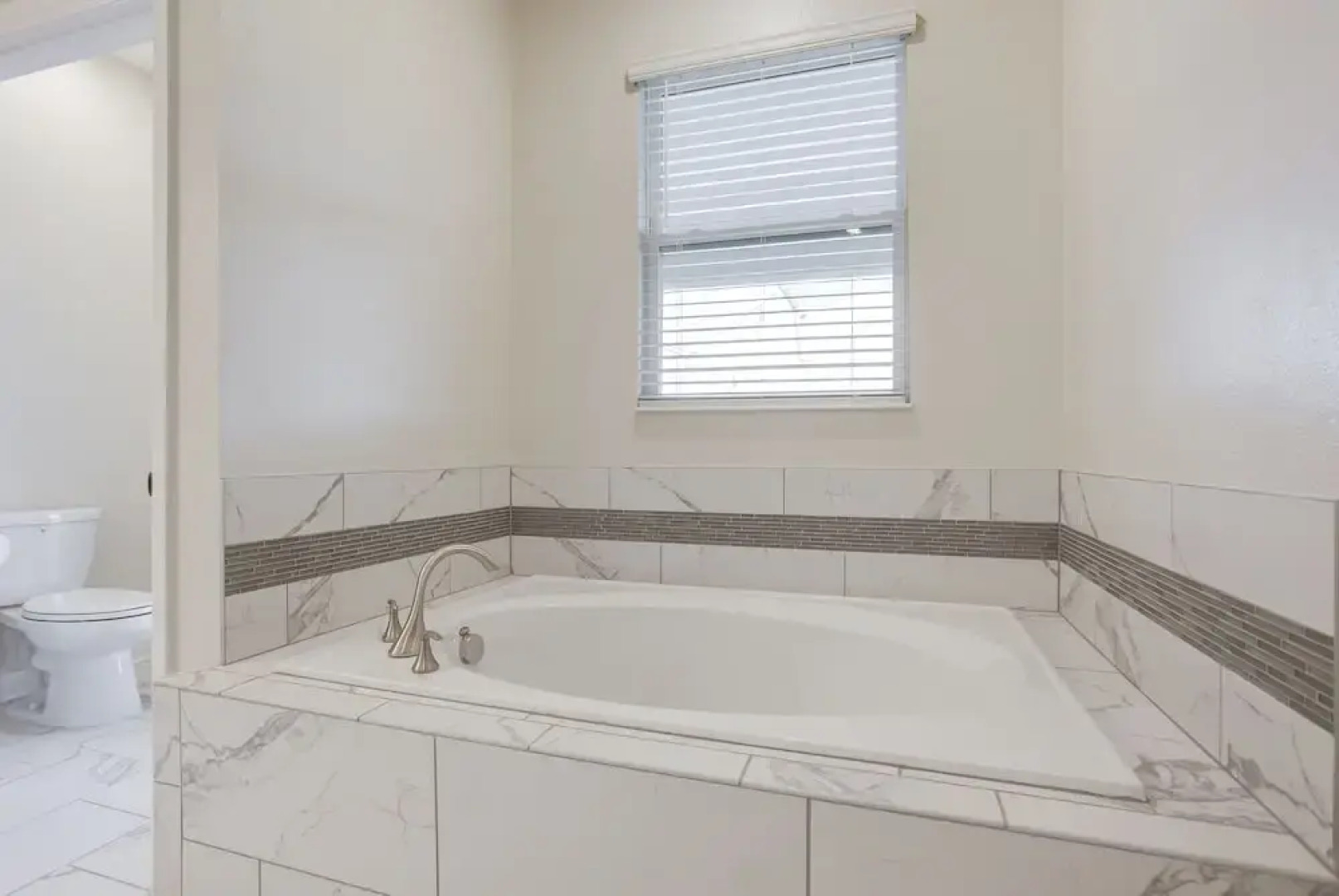 Stunning Villa w/ No Rear Neighbors! Near Disney