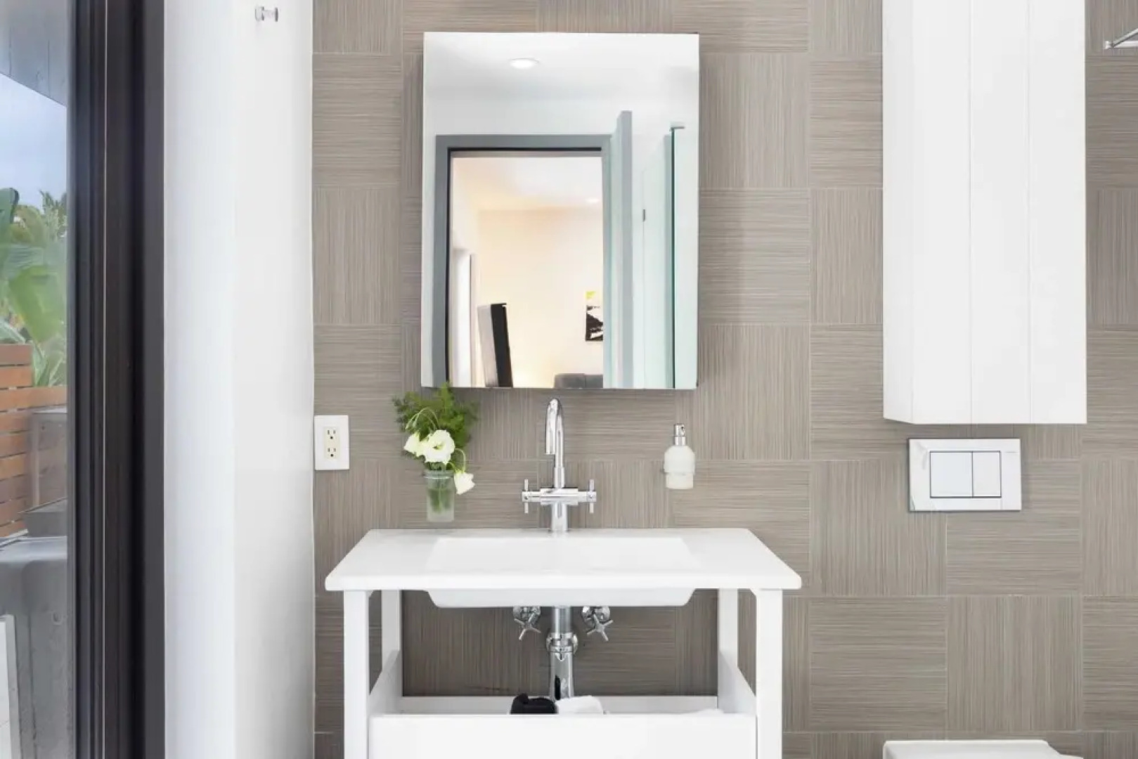 Steps to Beach+shops, Oceanview, Hot Tub+firepit Moonlight Modern by Avantstay