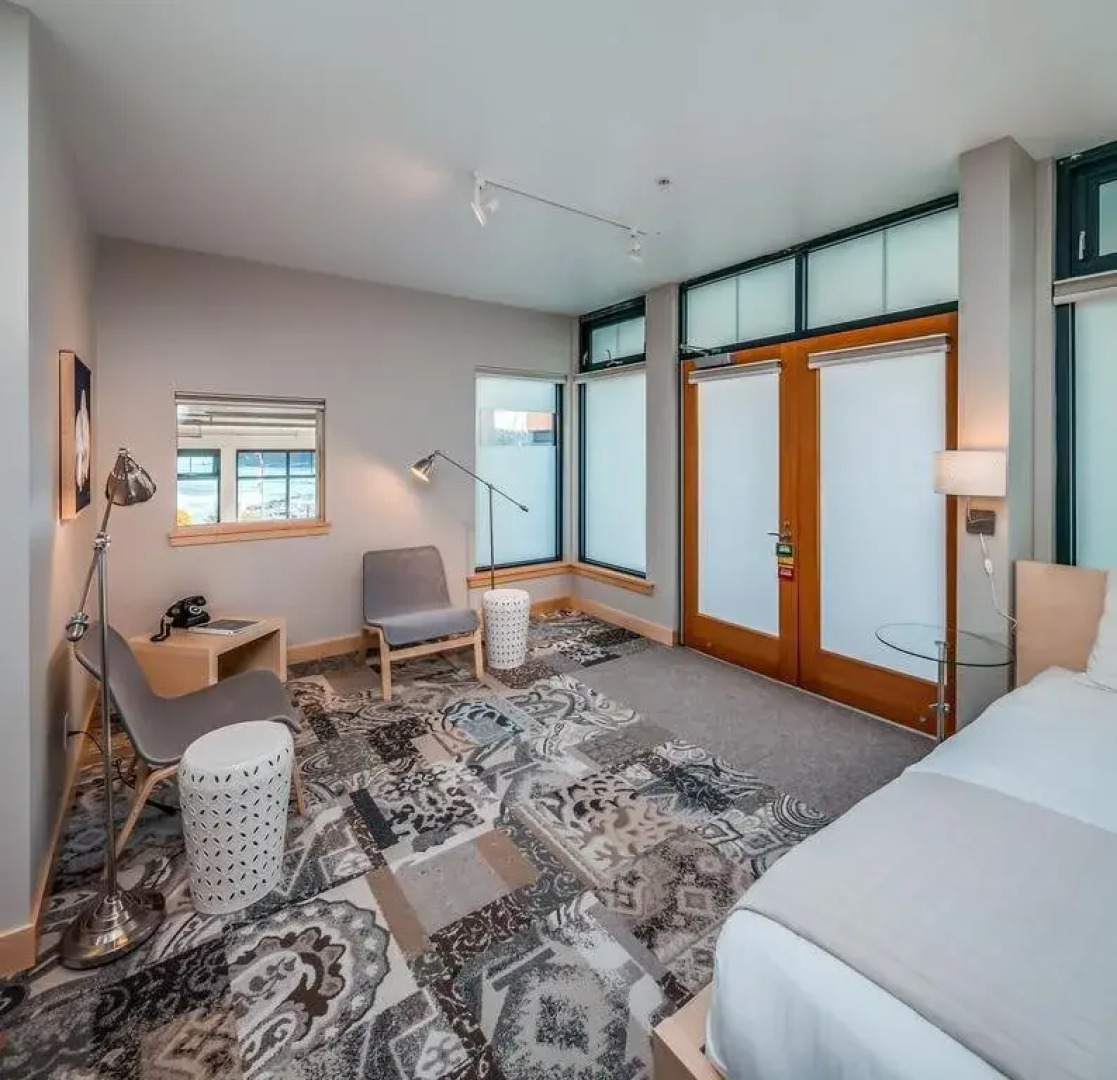 Island Inn at 123 West