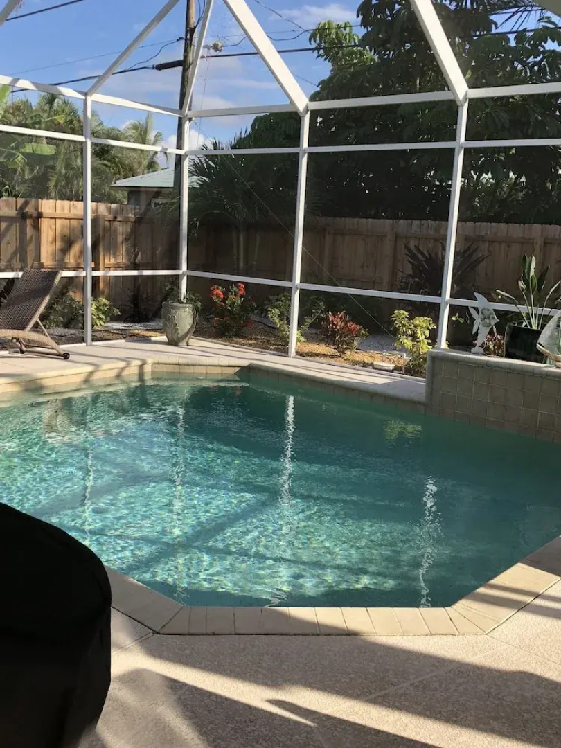 Naples vacation Rental, private pool, close to Vanderbilt Beach and De