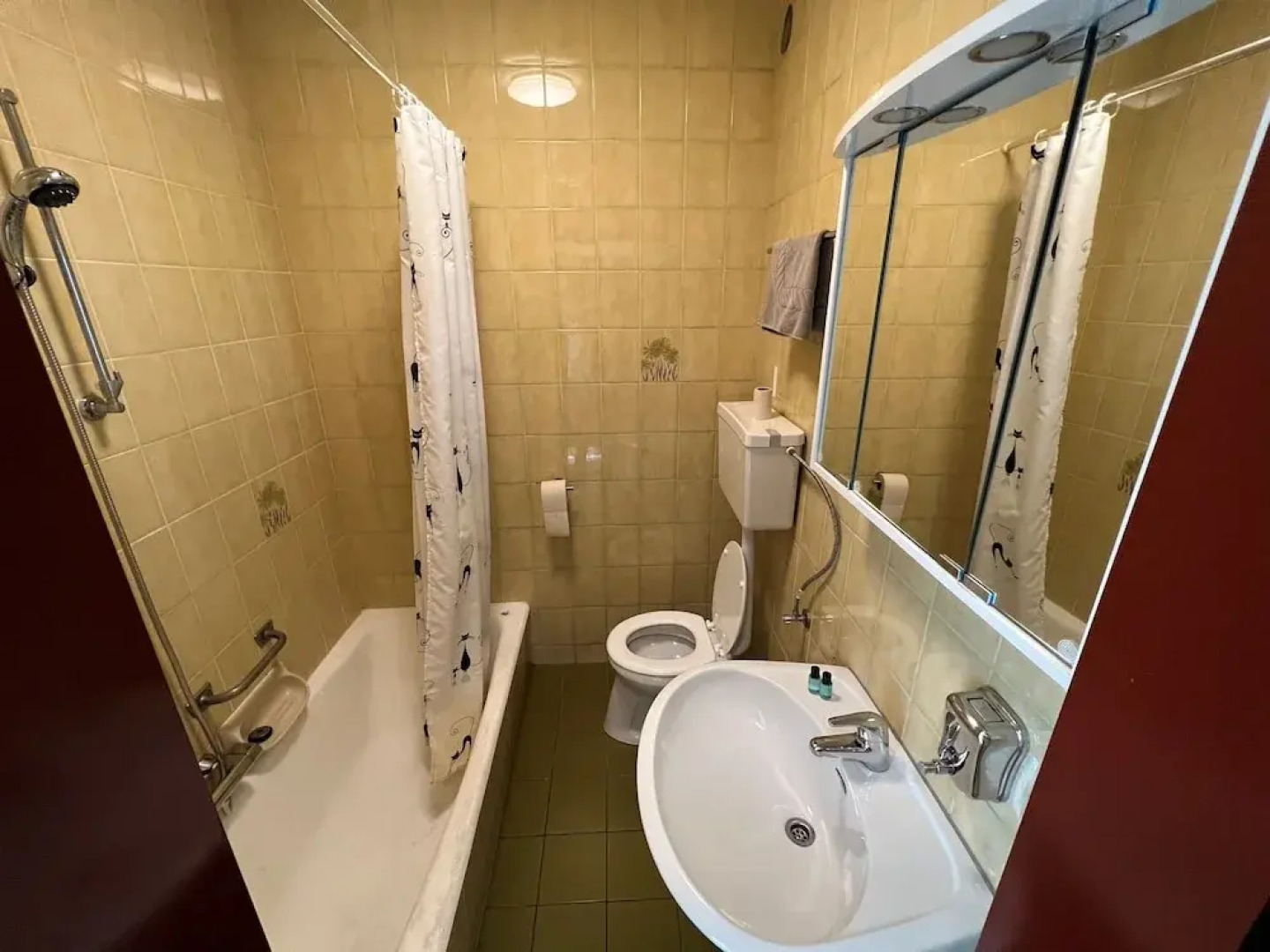 F Hotel 24h Check-In