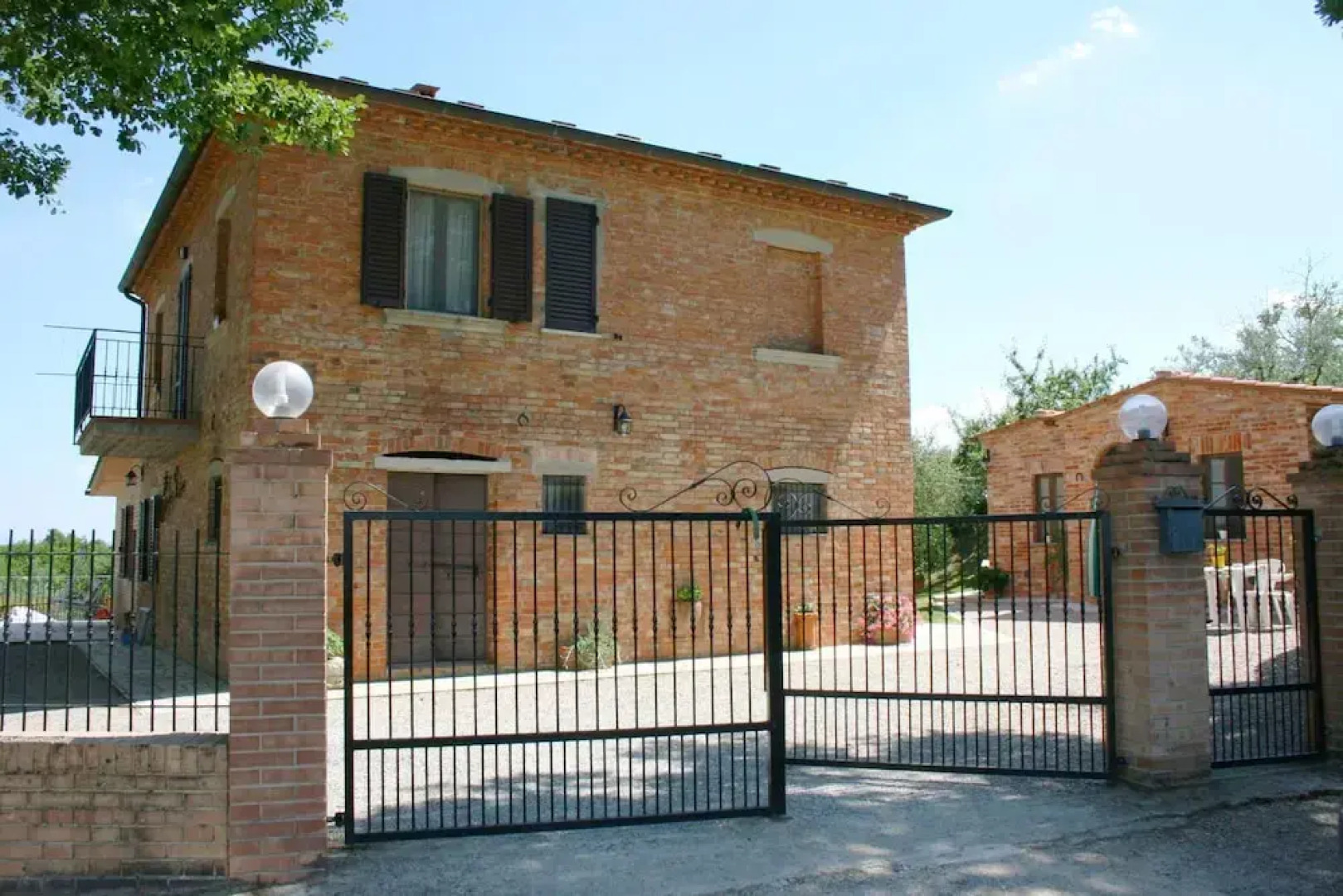 Wonderful Private Villa With Private Pool, TV, Pets Allowed and Parking, Close to Montepulciano
