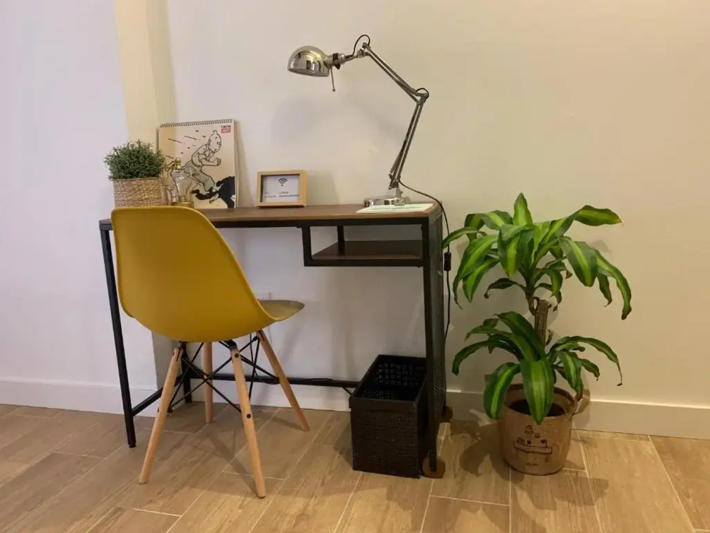 LA MOMA Apartments & Room