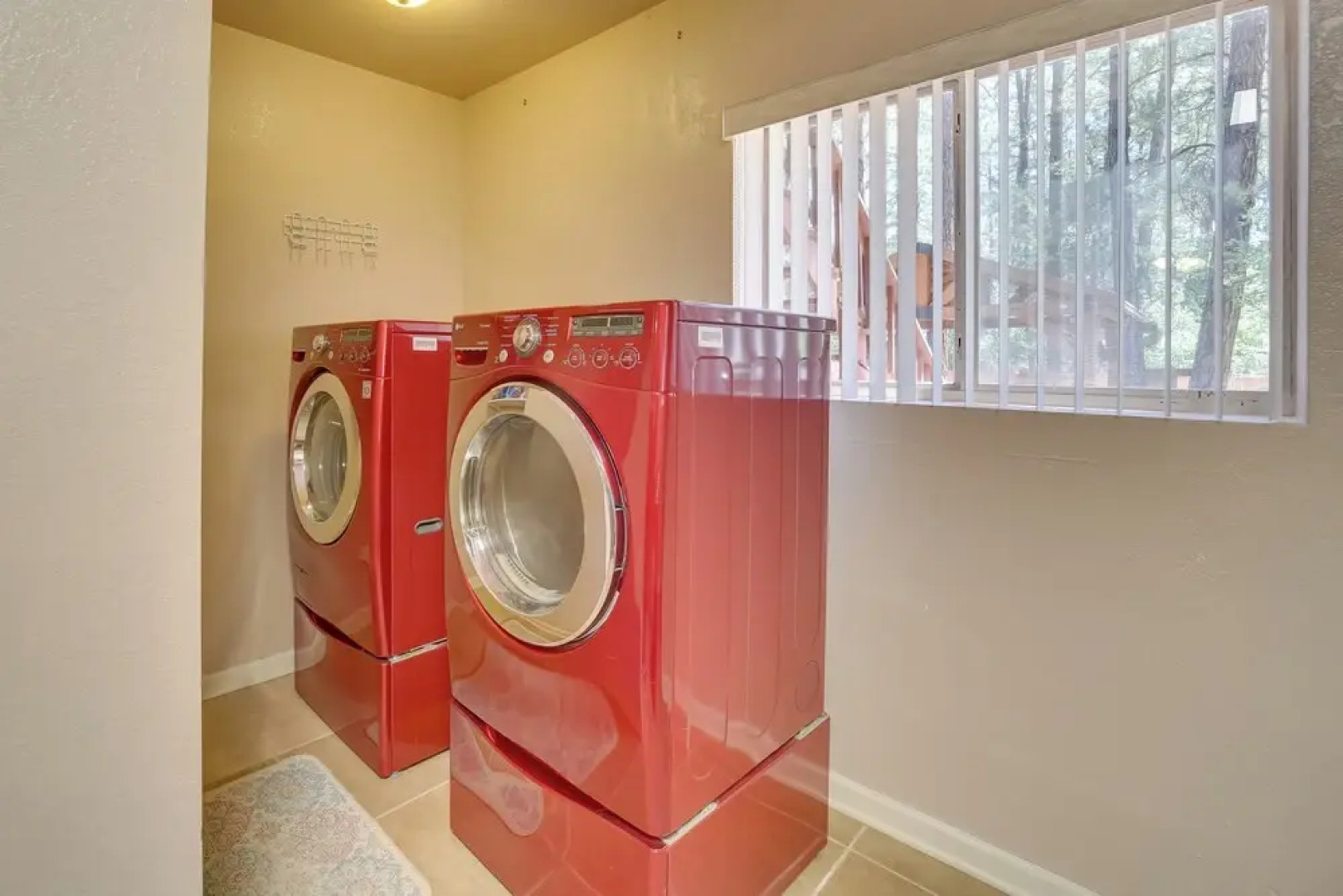 Relax Fireside + Play Games! Hikers Haven in Pine