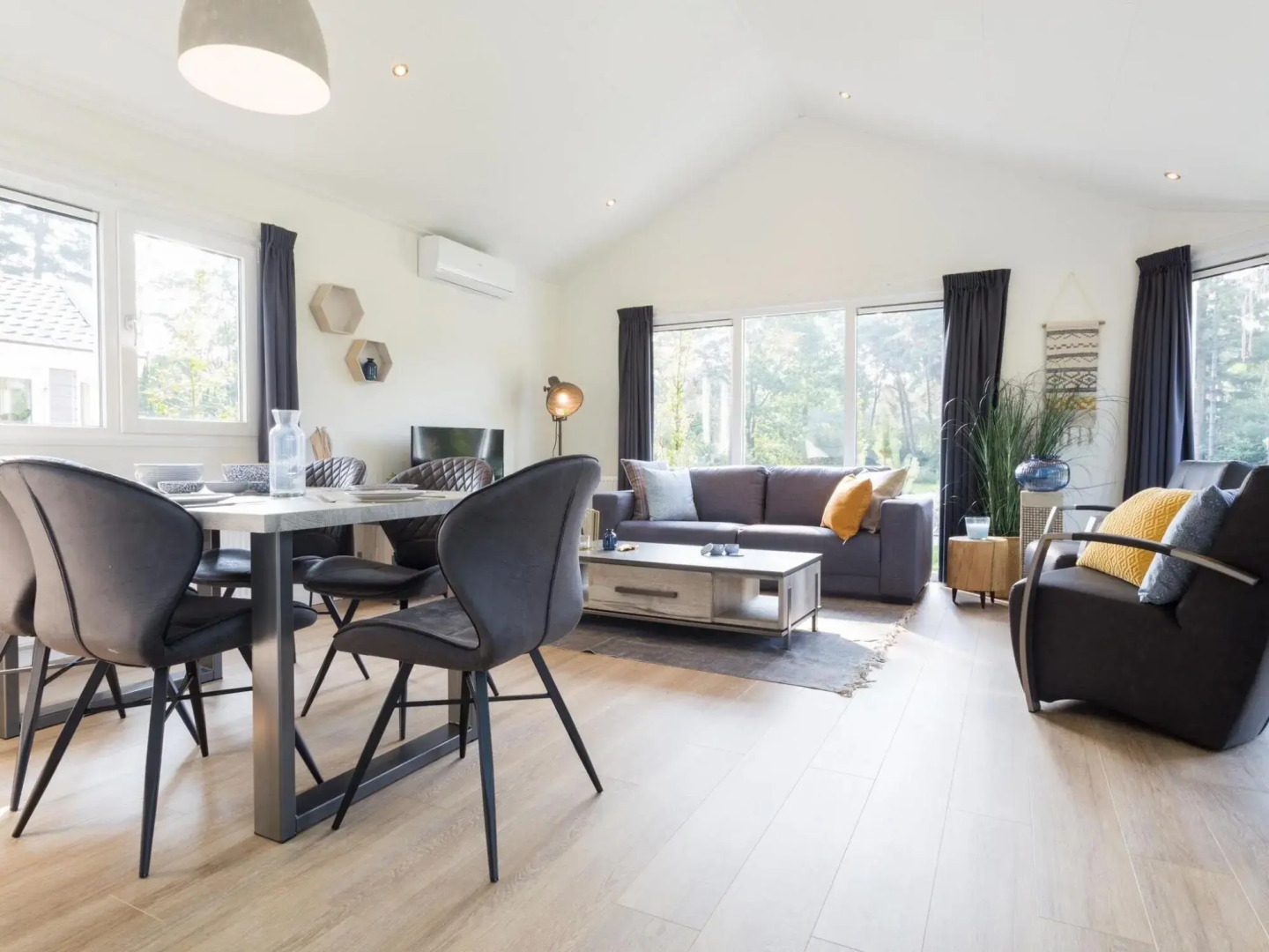 Modern chalet with outdoor sauna/spa, in a holiday park located near the Veluwe