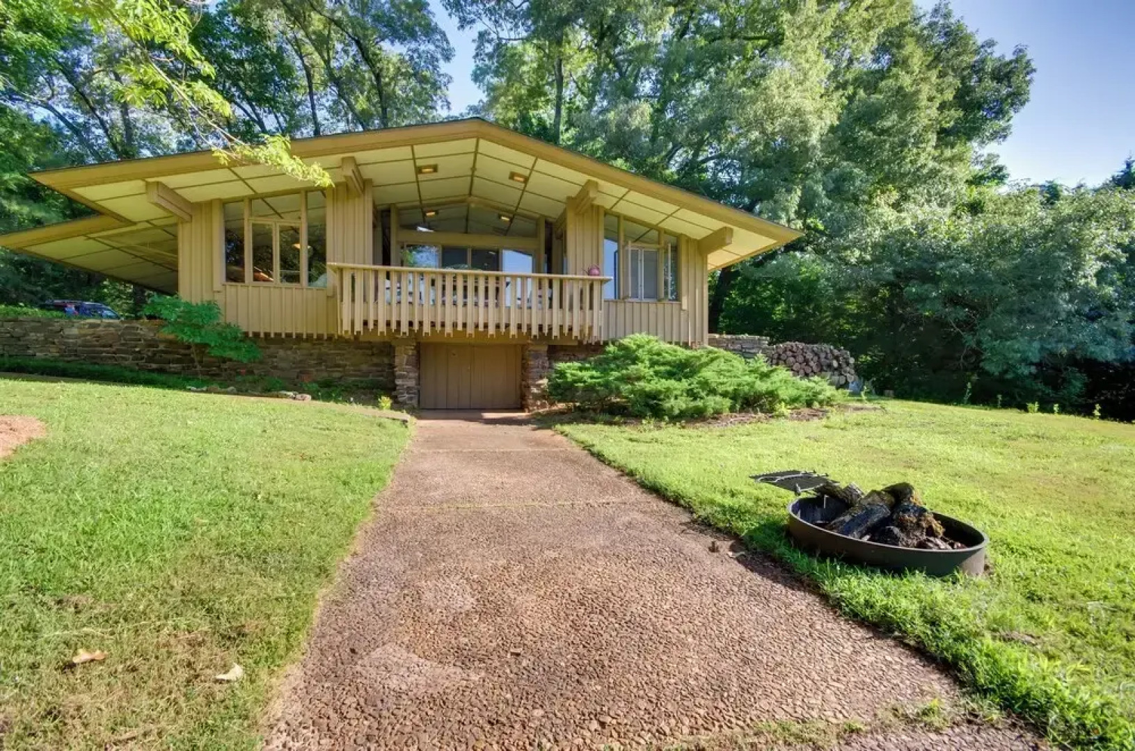 Tranquil Mid-century Modern Cottage w/ Forest View