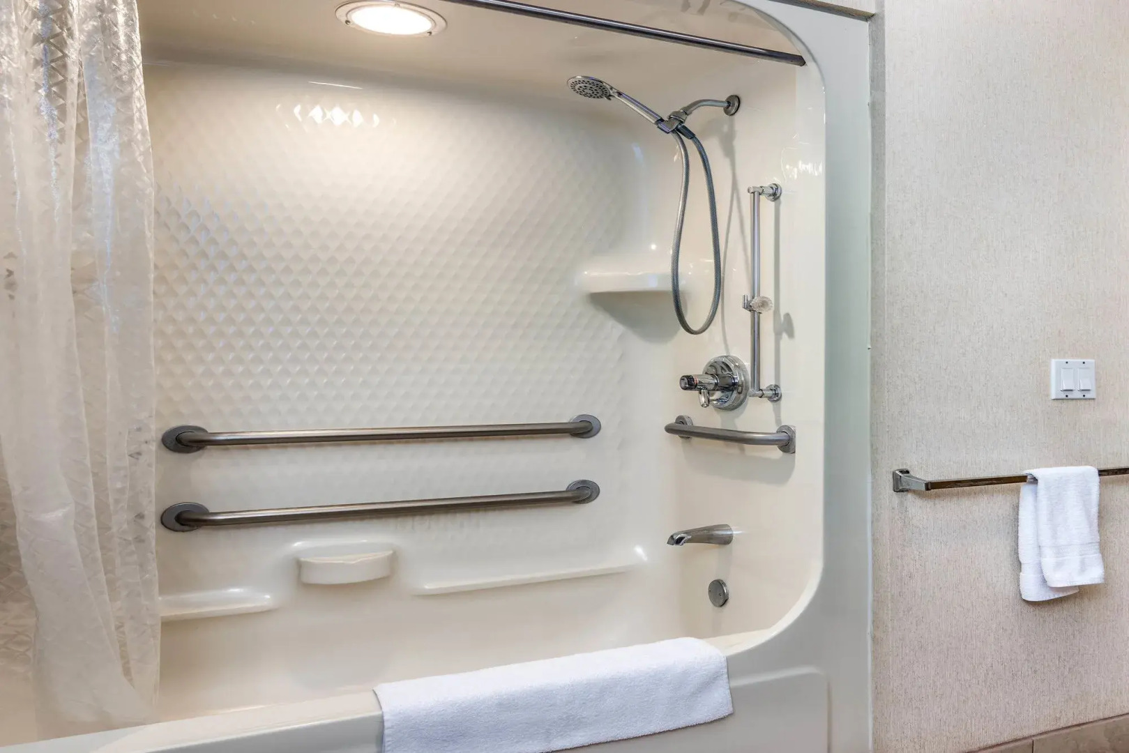 Howard Johnson Hotel & Suites by Wyndham Vancouver