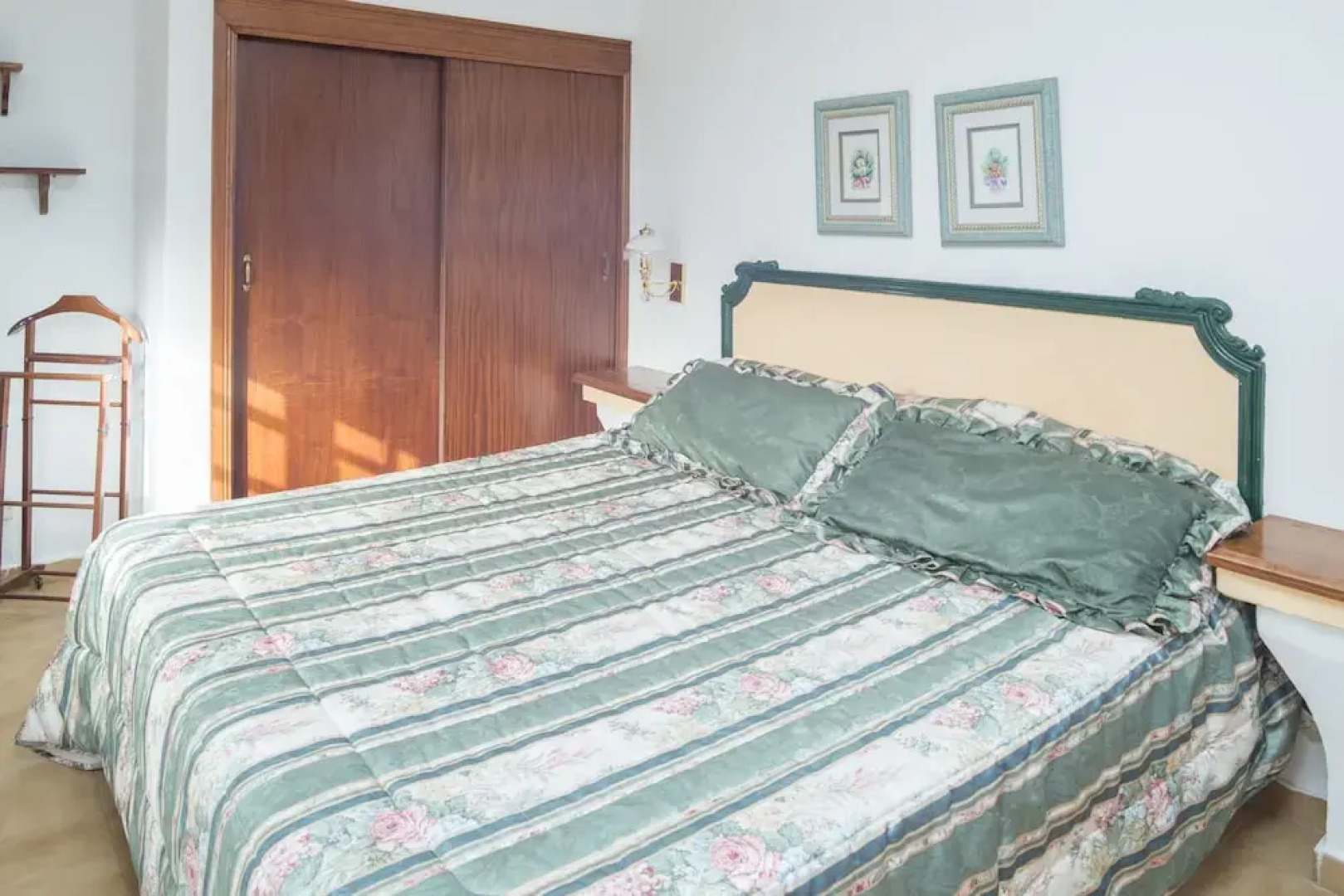 Lightbooking - Mountain & pool