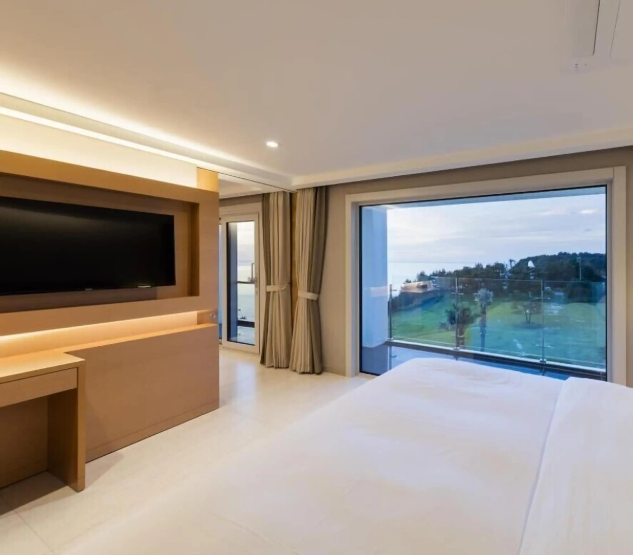 Sun Cruise Resort and Yacht