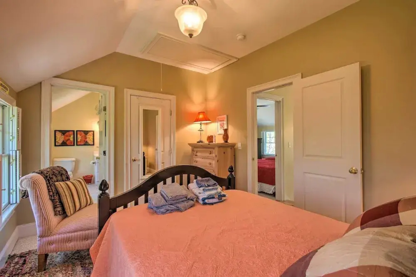 Traditional Martha's Vineyard Home w/ Porch & Yard