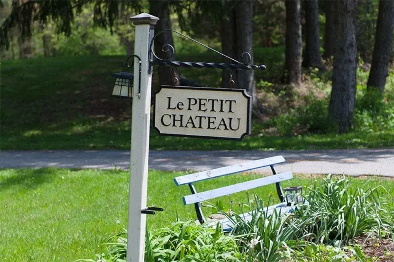 Le Petit Chateau Inn