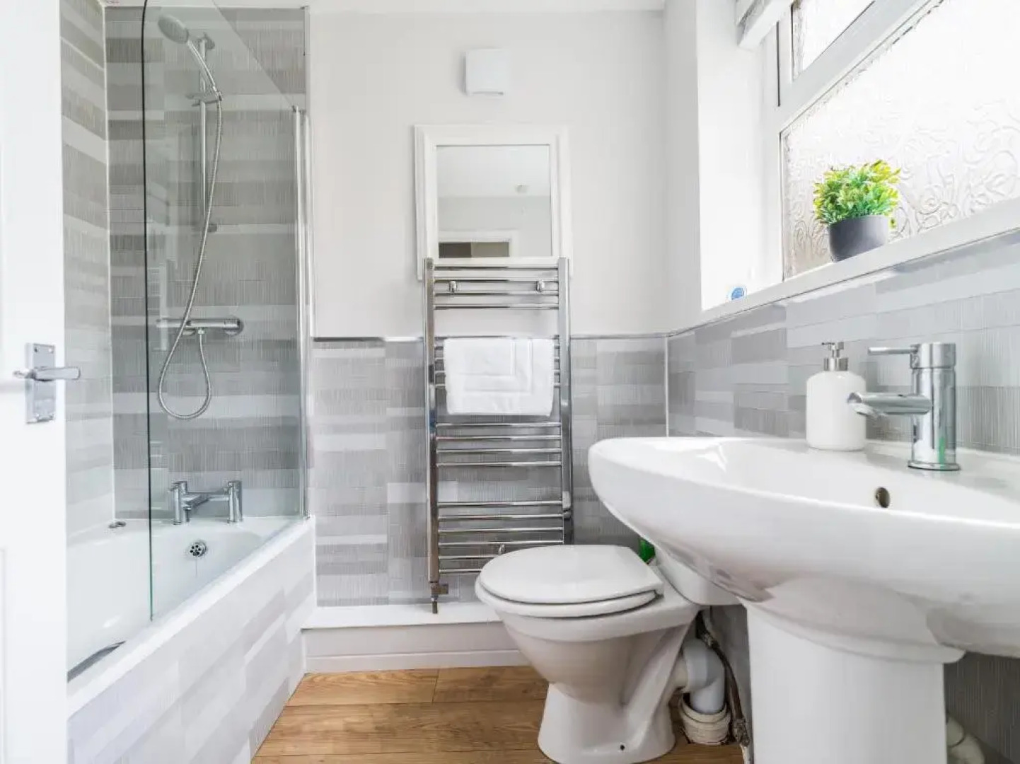 East House-sleeps 5-pet Friendly-garden - Parking