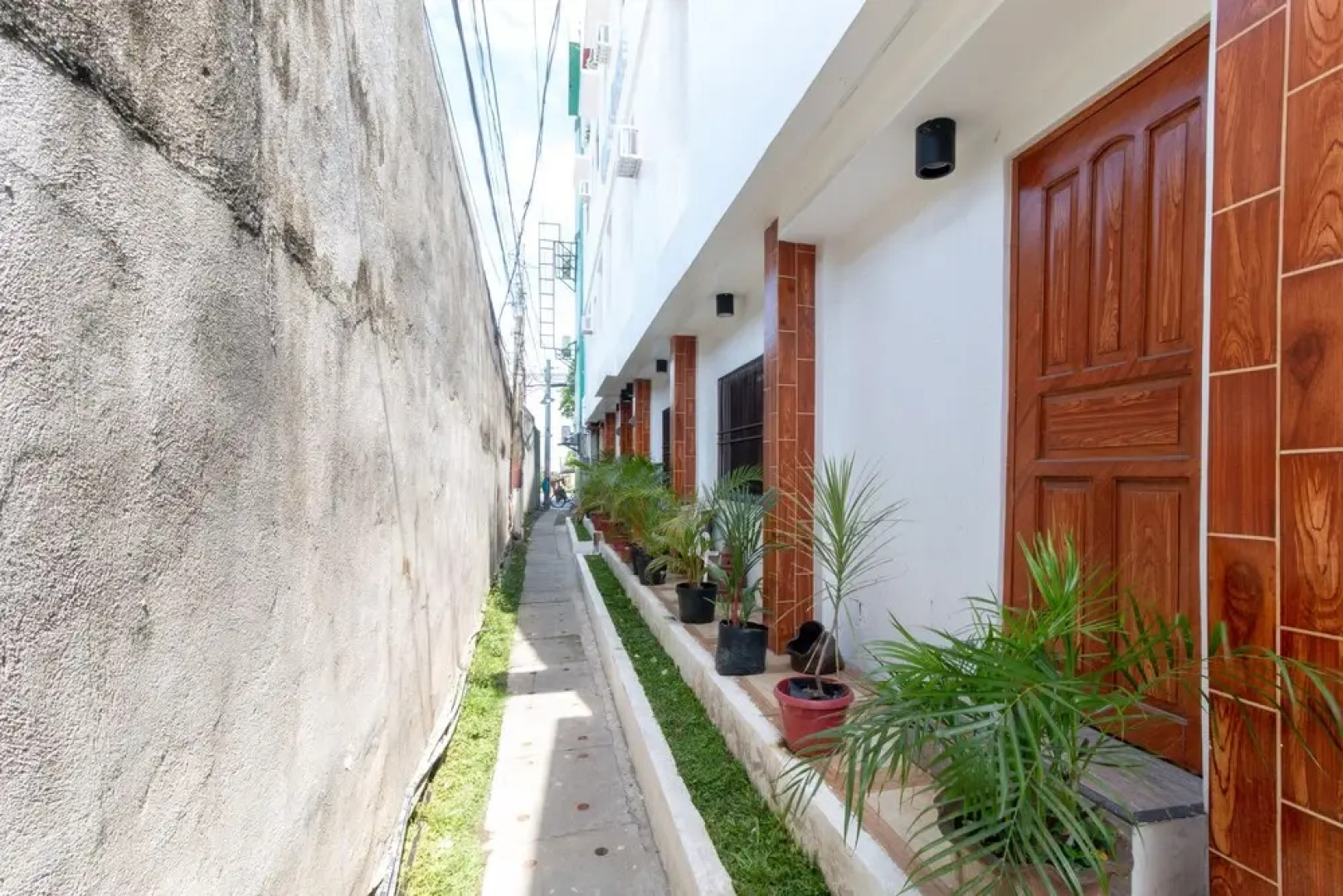 RedDoorz @ Real Street Tacloban