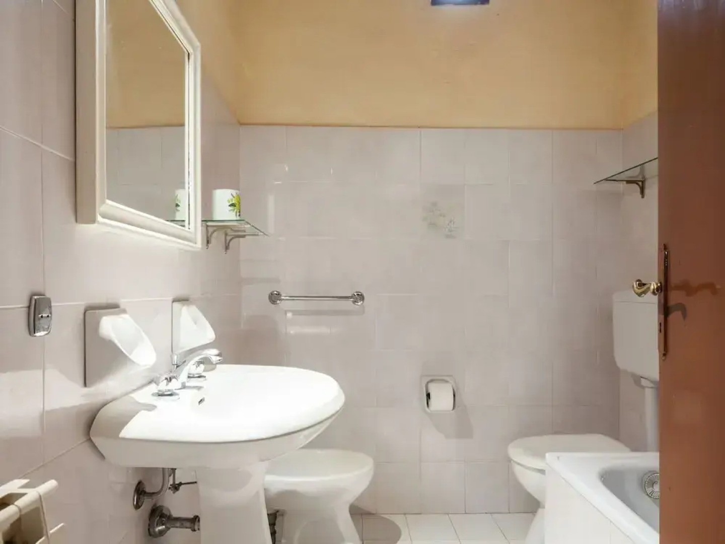 Hillside Retreat With a View