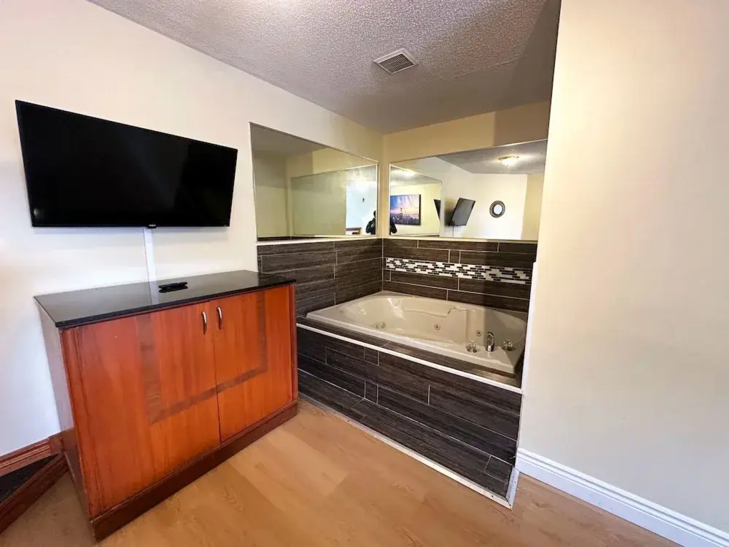 Riviera Inn and Suites 1000 Islands