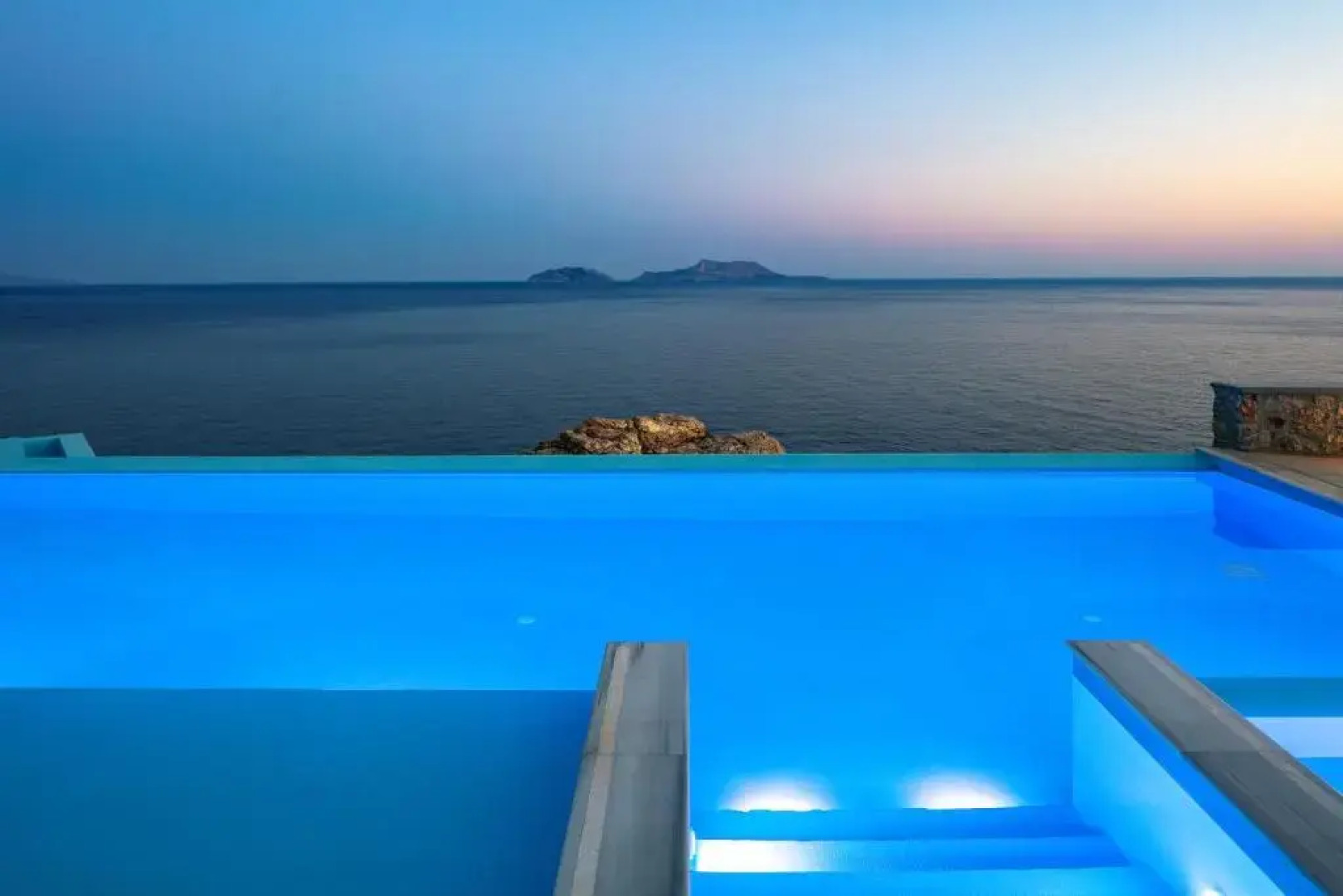 Seafront luxury villa with infinity pool & devine views!