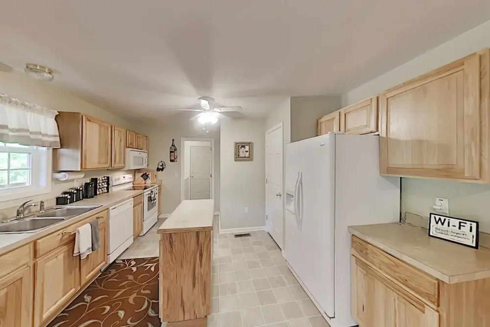 Mountain-view Hideaway W/ Hot Tub & Game Room 4 Bedroom Home