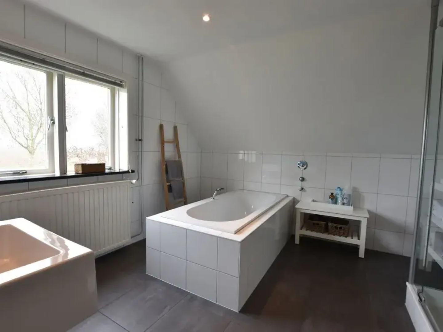 Spacious Farmhouse in Ijzendijke With Garden