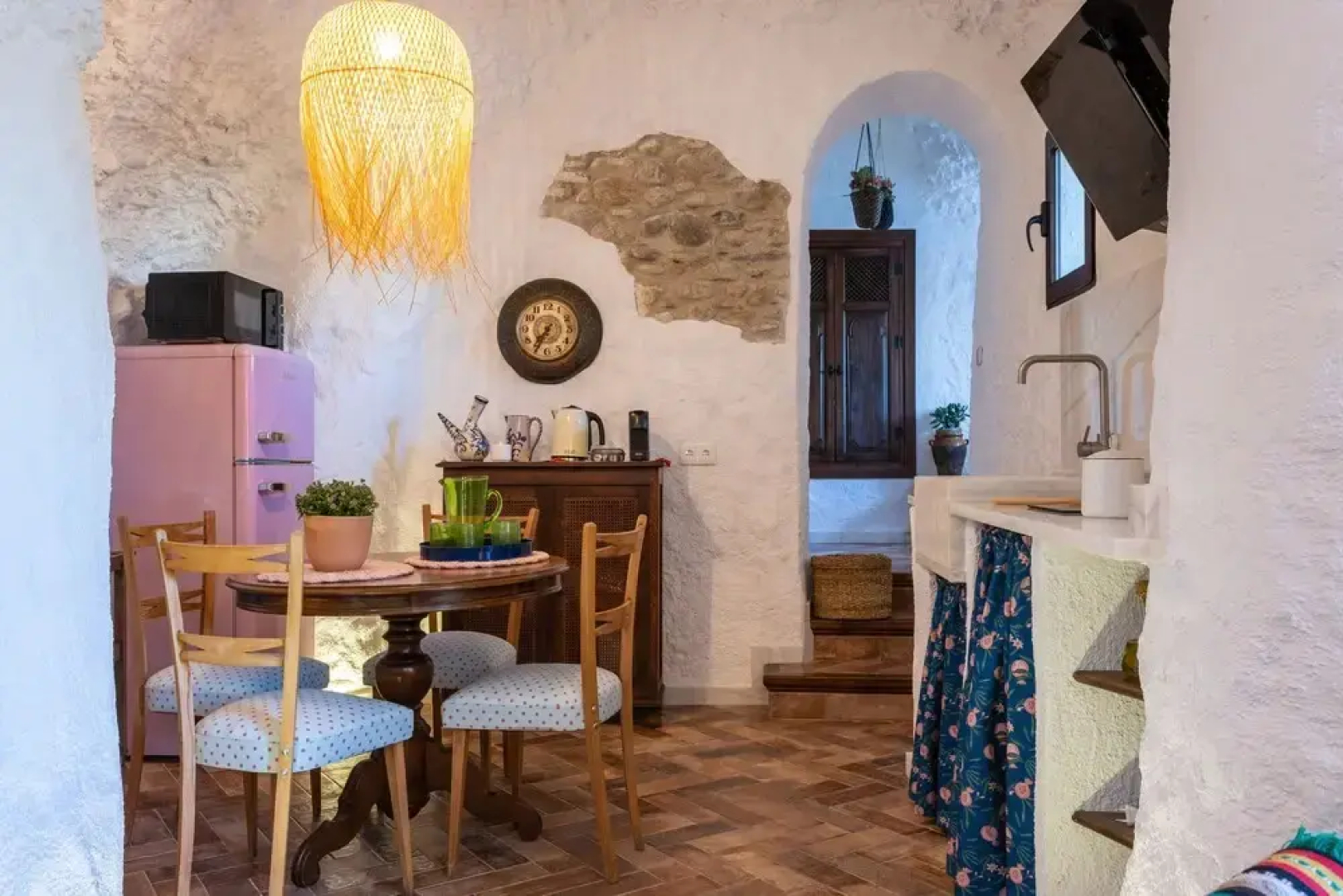 Traditional Cave House With Swimming Pool Near to City Center. Cueva del Cadí