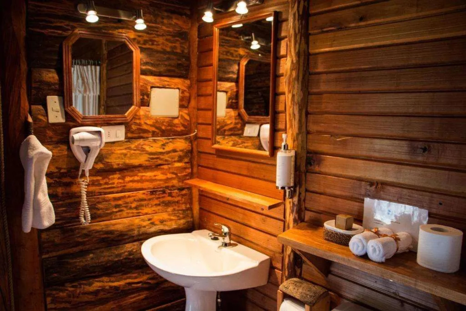Mallin Colorado Ecolodge