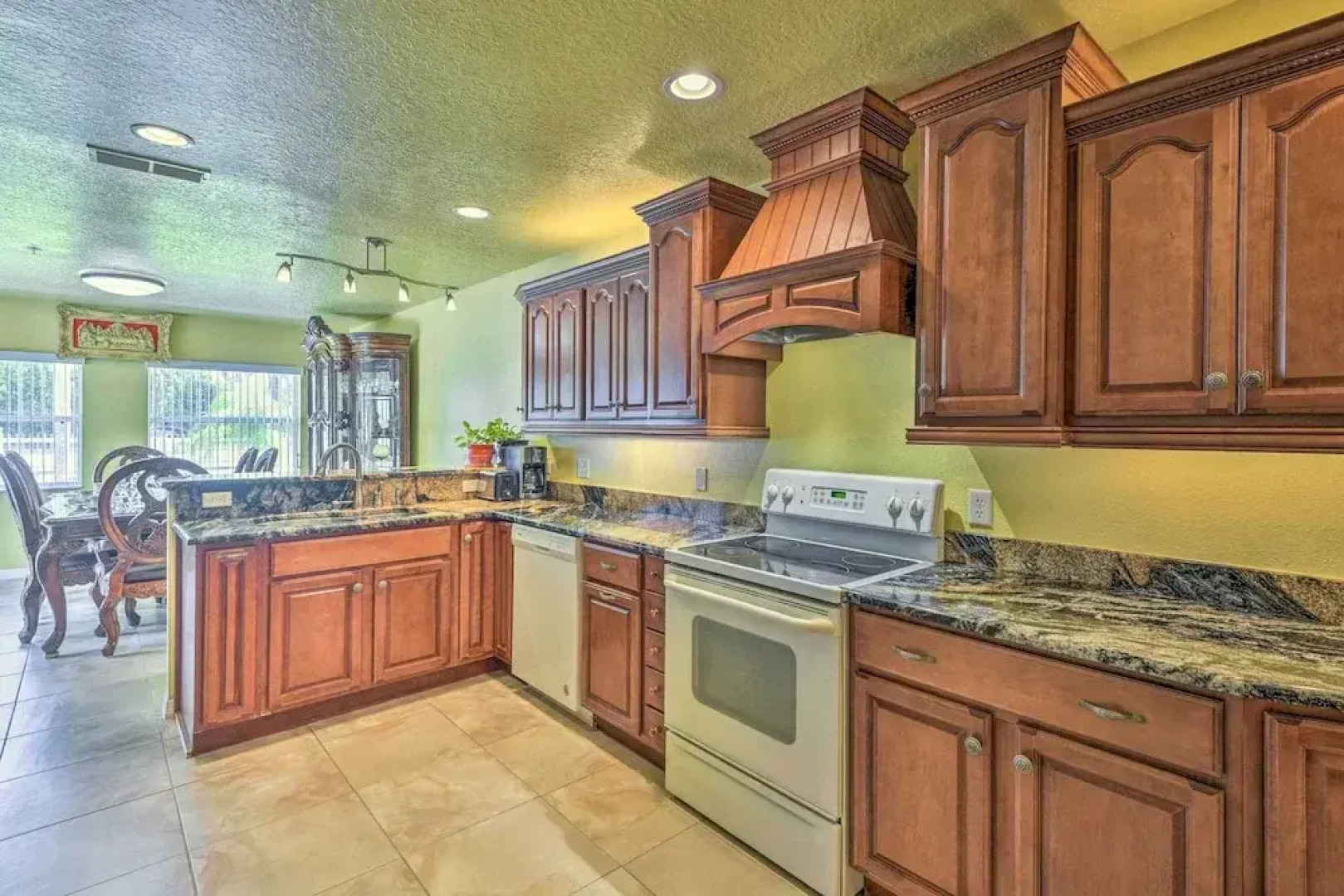 Cozy Coastal Retreat w/ Grill < 5 Mi to Beach